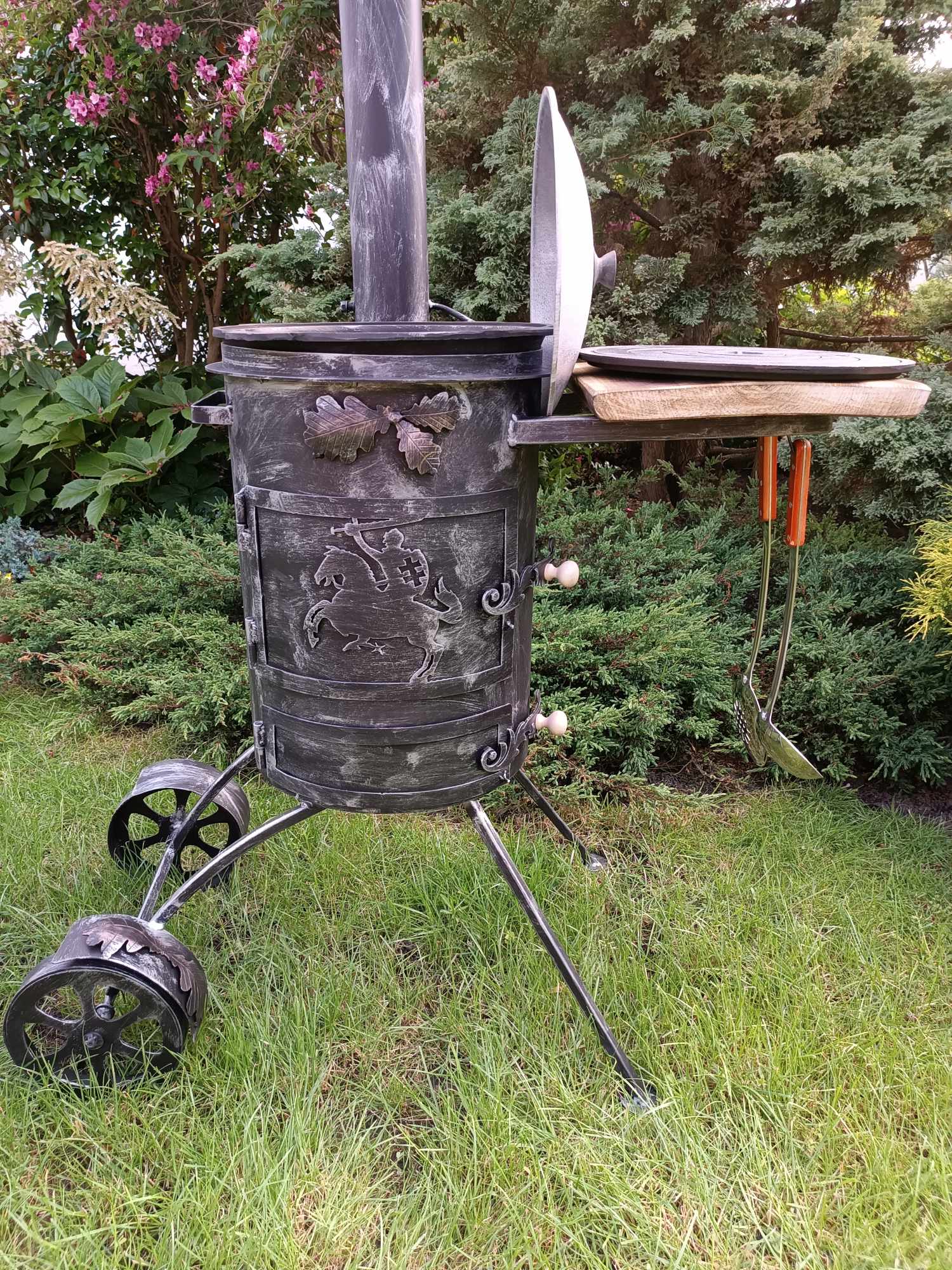 Kazano krosnelė su ratukais 8l ir 12l puodui