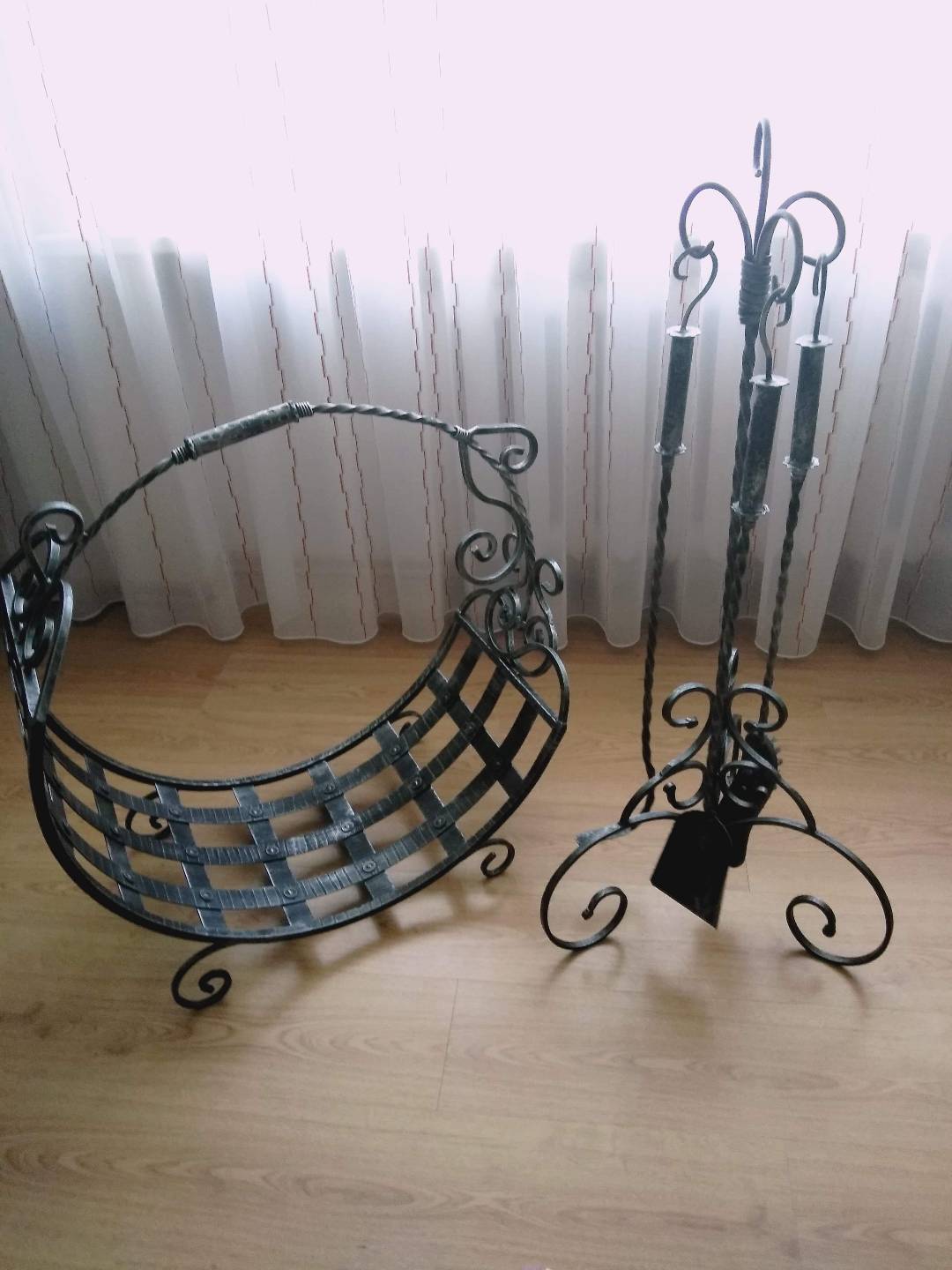 Židinio įrankiai ir malkų dėtuvė