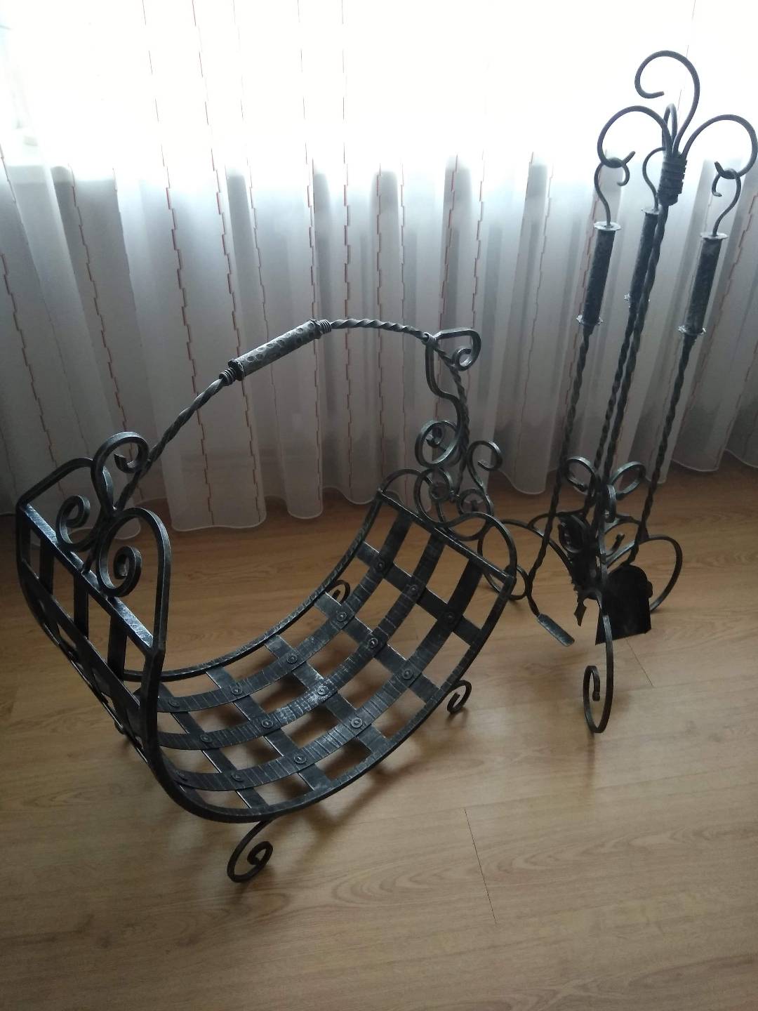 Židinio įrankiai ir malkų dėtuvė