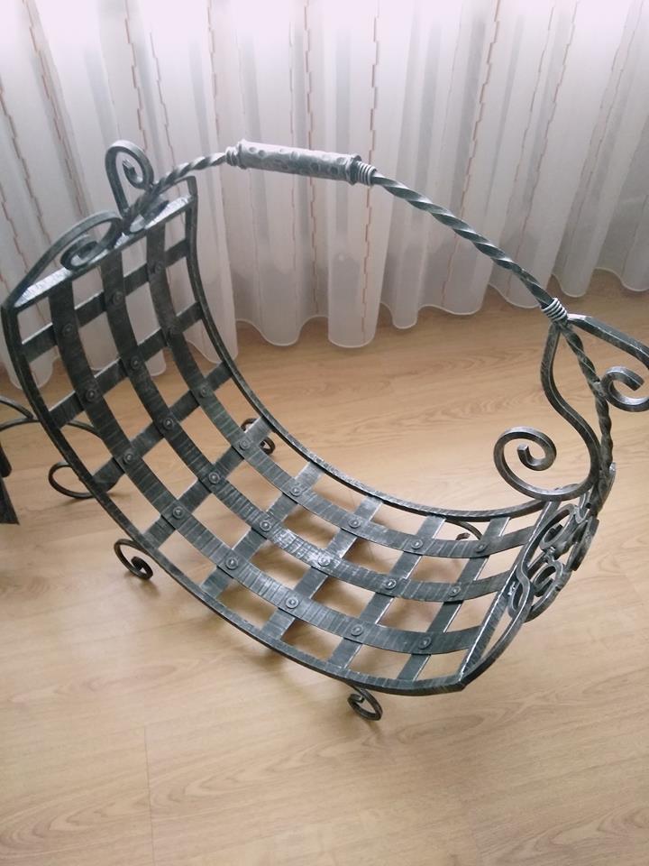 Židinio įrankiai ir malkų dėtuvė