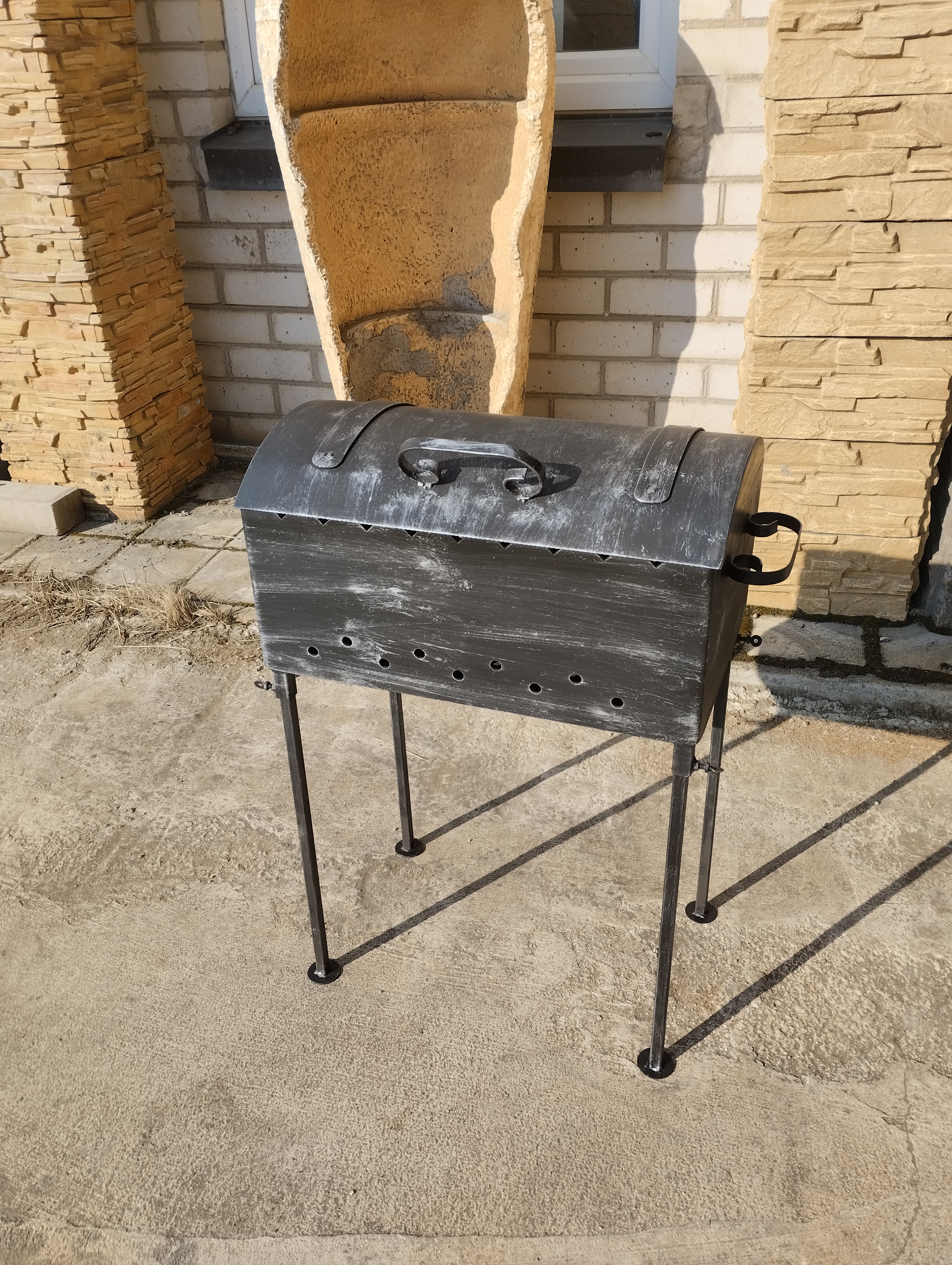 Šašlykinė su dangčiu ir nuimamomis kojomis