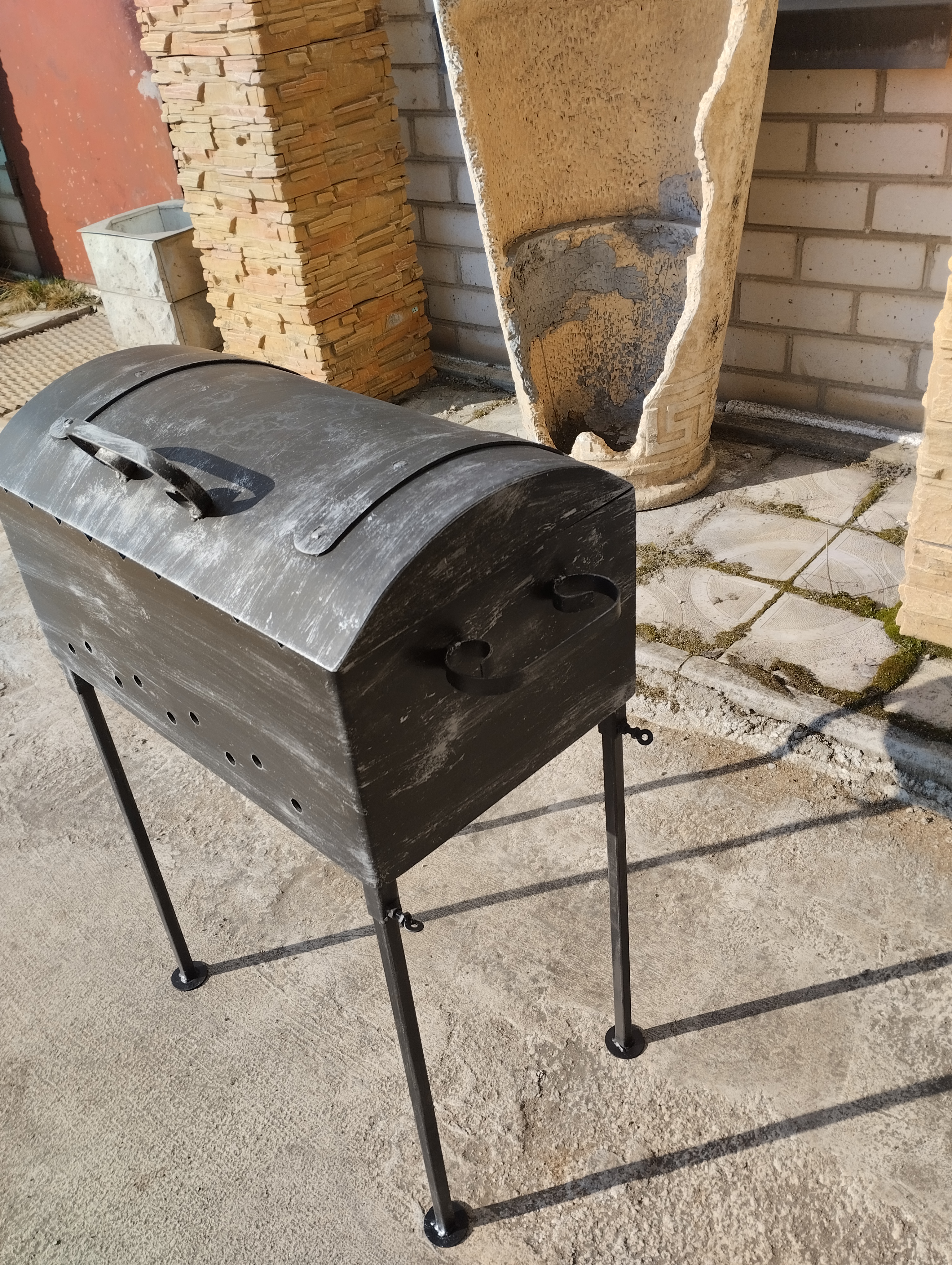 Šašlykinė su dangčiu ir nuimamomis kojomis