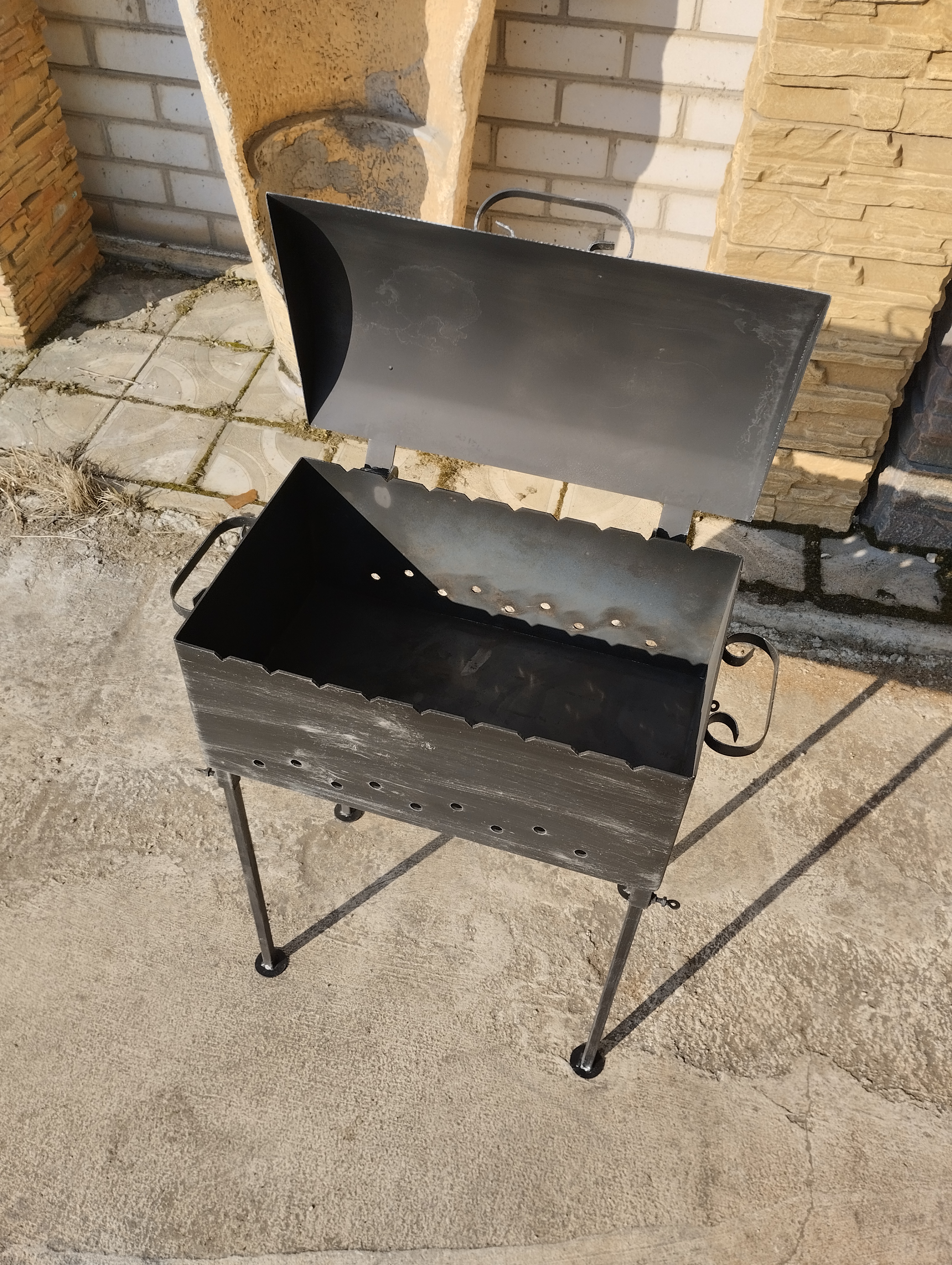 Šašlykinė su dangčiu ir nuimamomis kojomis