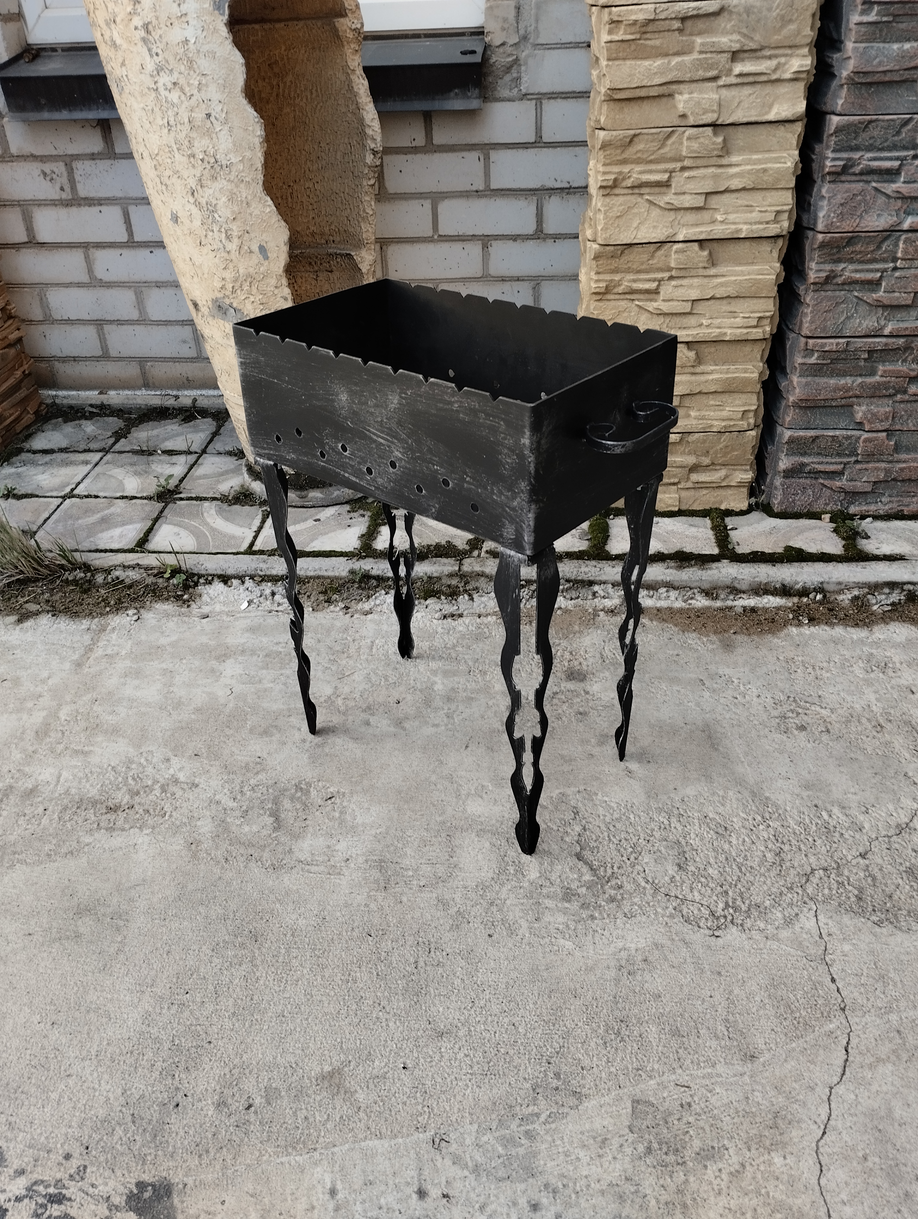 Šašlykinė su nuimamomis kojomis