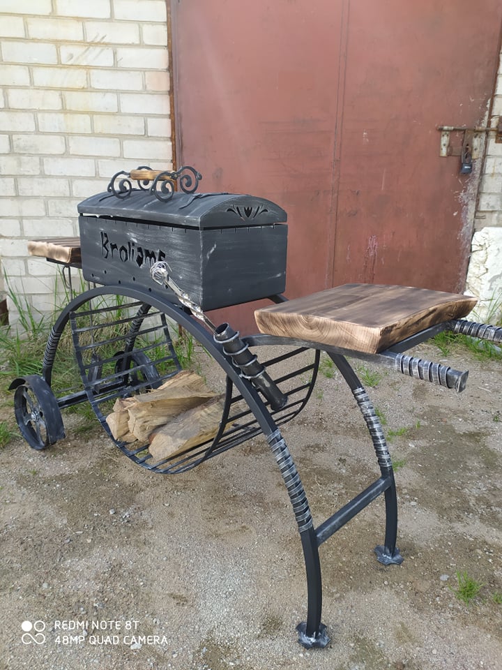 Šašlykinė su ratais "Broliams"