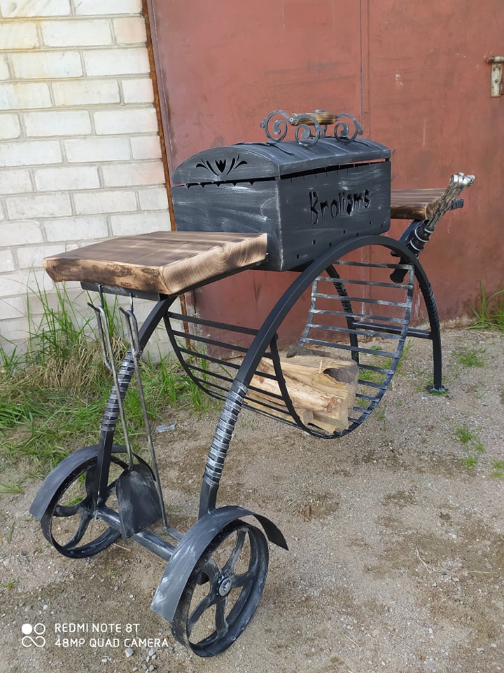 Šašlykinė su ratais "Broliams"