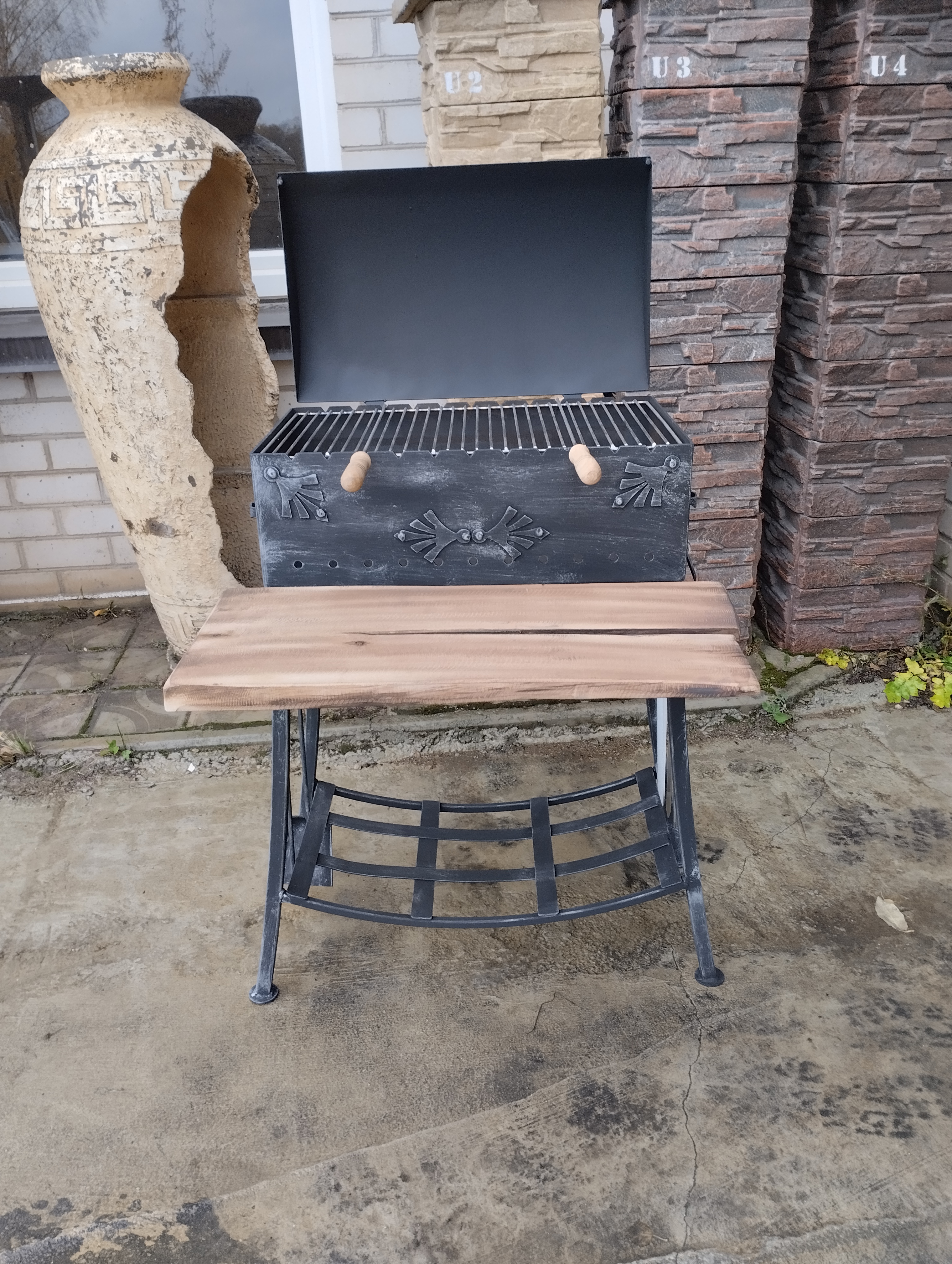 Šašlykinė su dangčiu ir lentynėle iš priekio