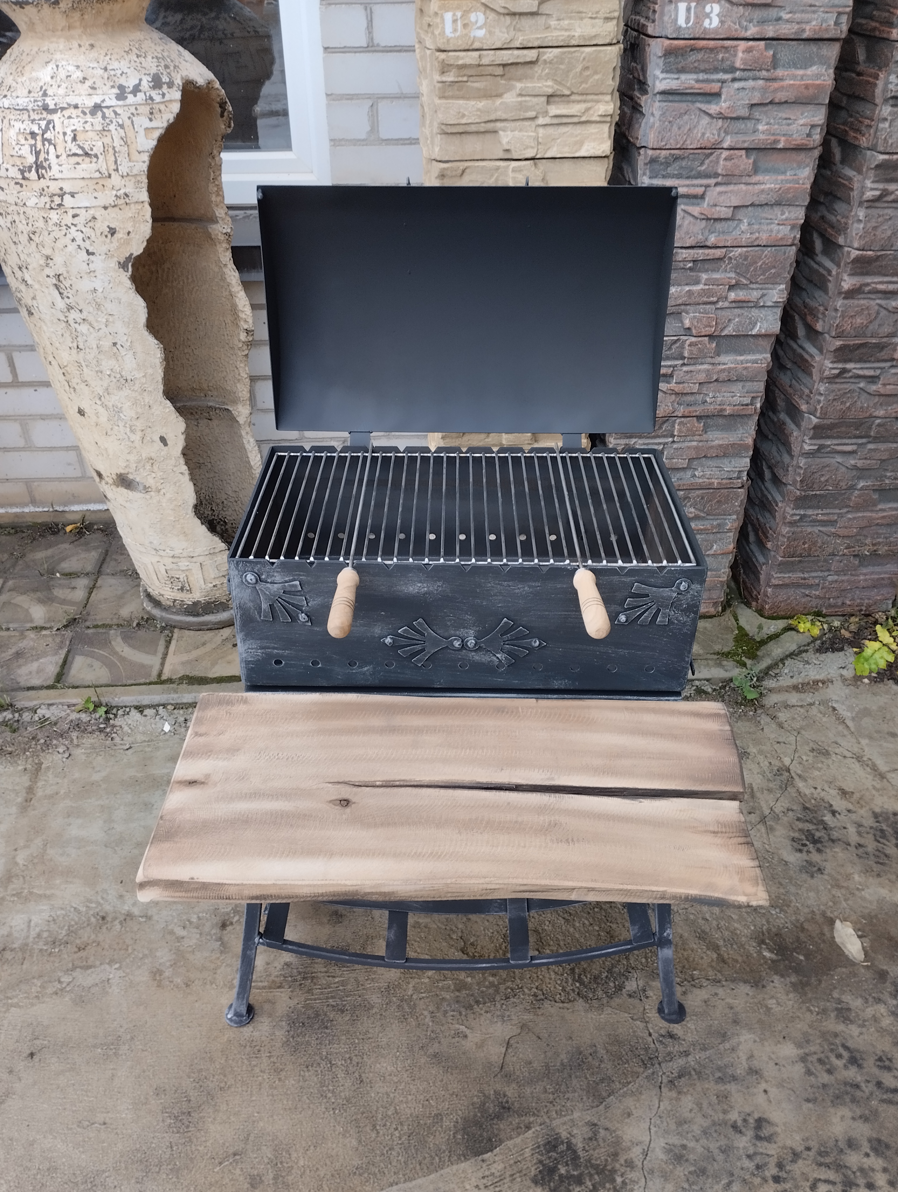 Šašlykinė su dangčiu ir lentynėle iš priekio