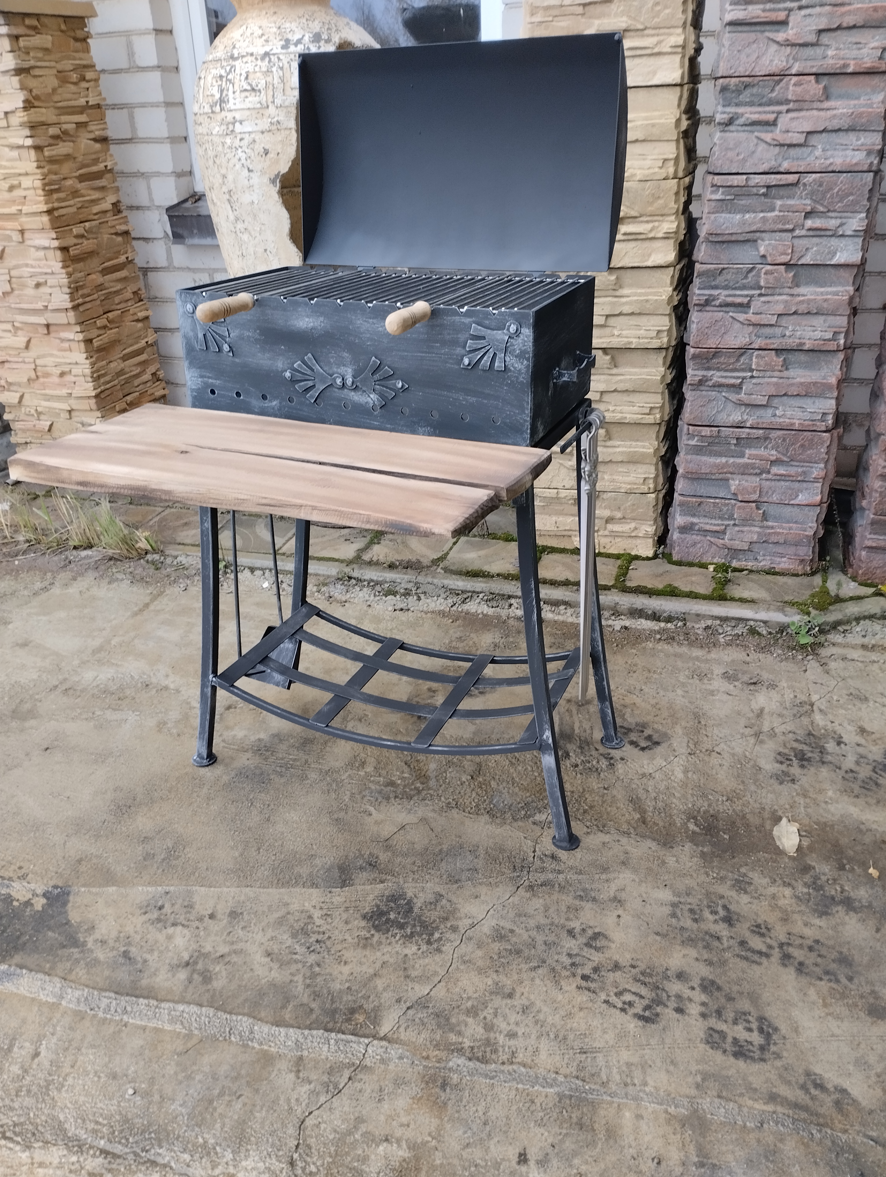 Šašlykinė su dangčiu ir lentynėle iš priekio