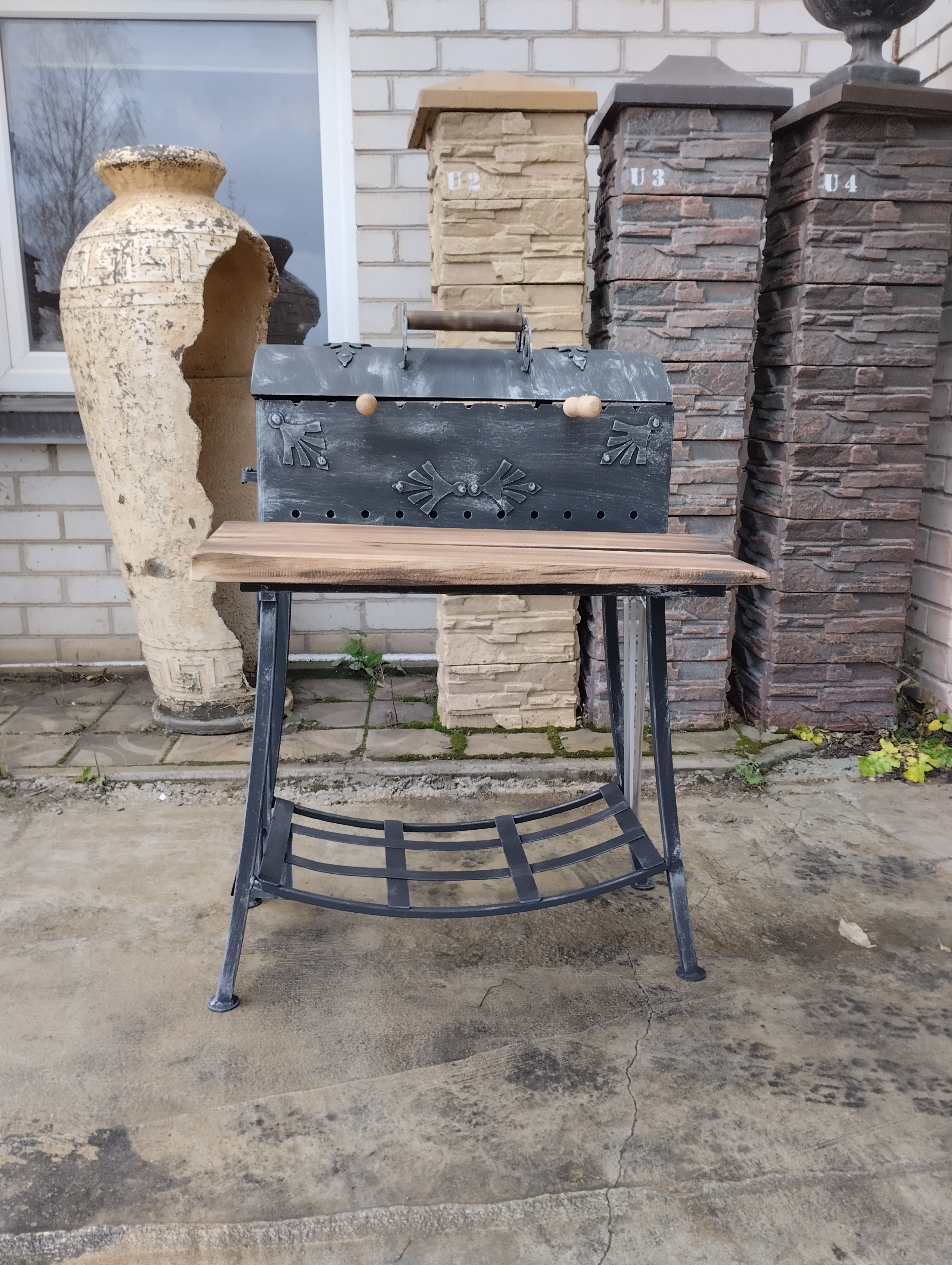 Šašlykinė su dangčiu ir lentynėle iš priekio