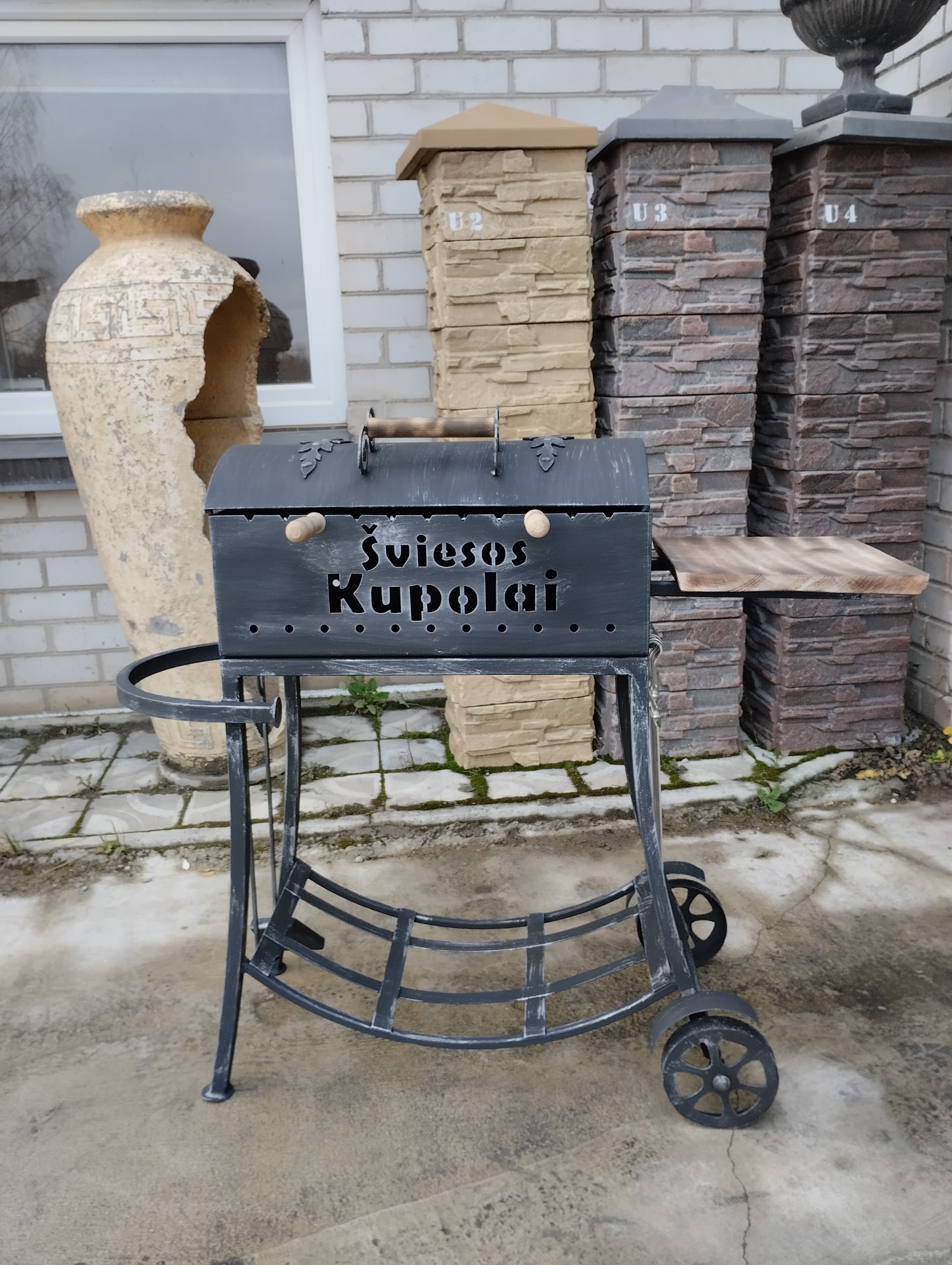 Šašlykinė su dangčiu ir ratais "Populiarioji"