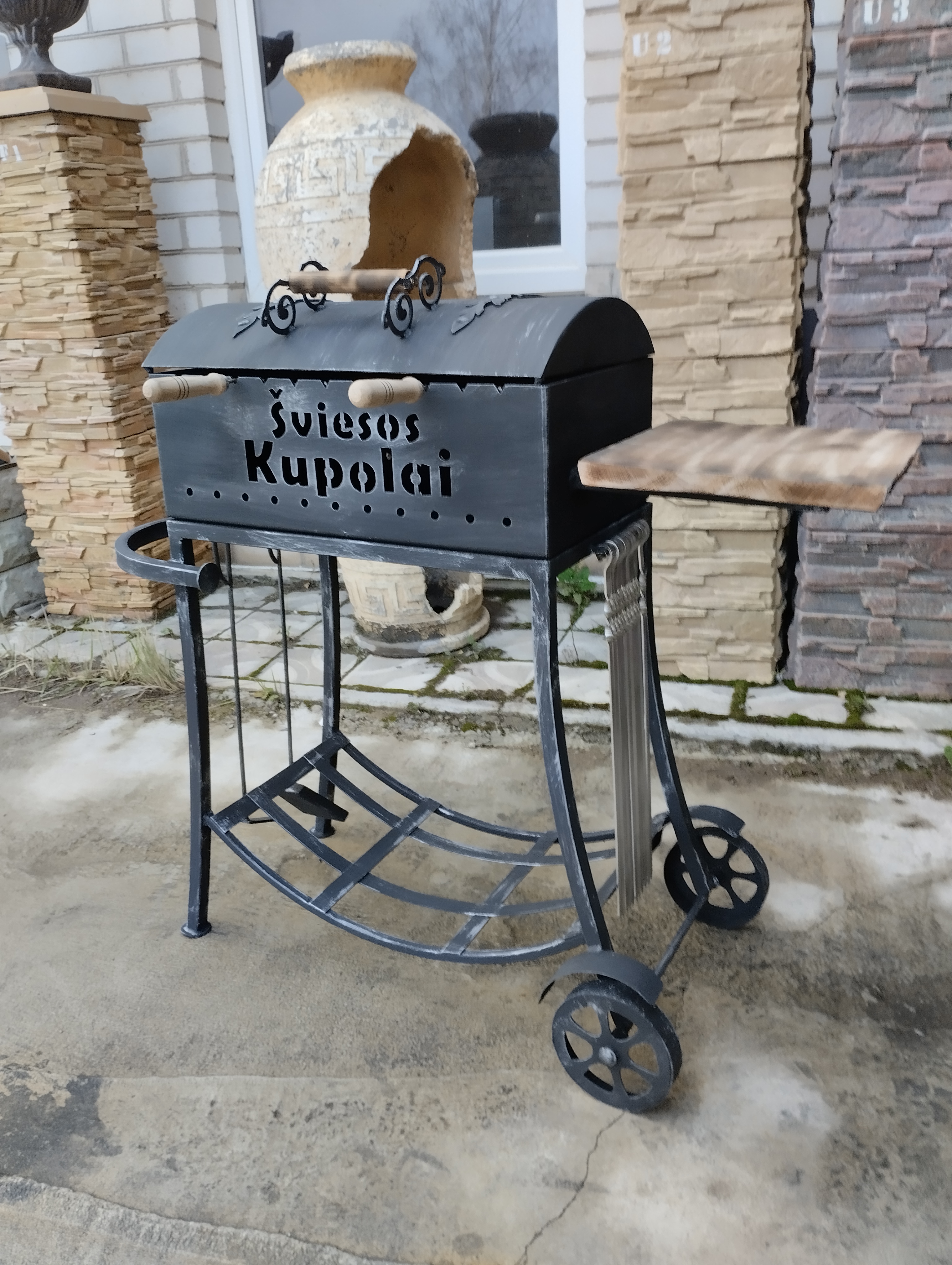 Šašlykinė su dangčiu ir ratais "Populiarioji"