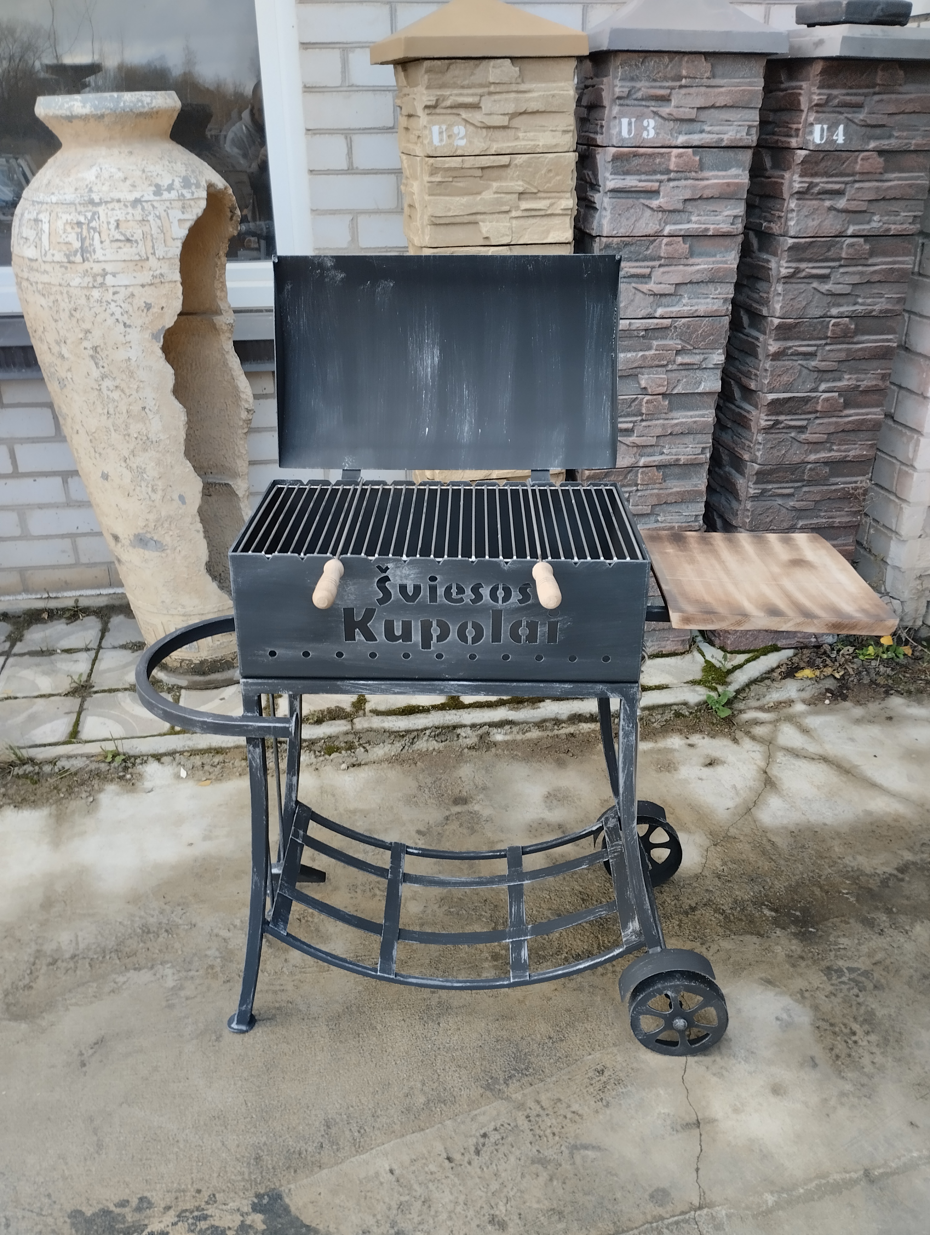 Šašlykinė su dangčiu ir ratais "Populiarioji"