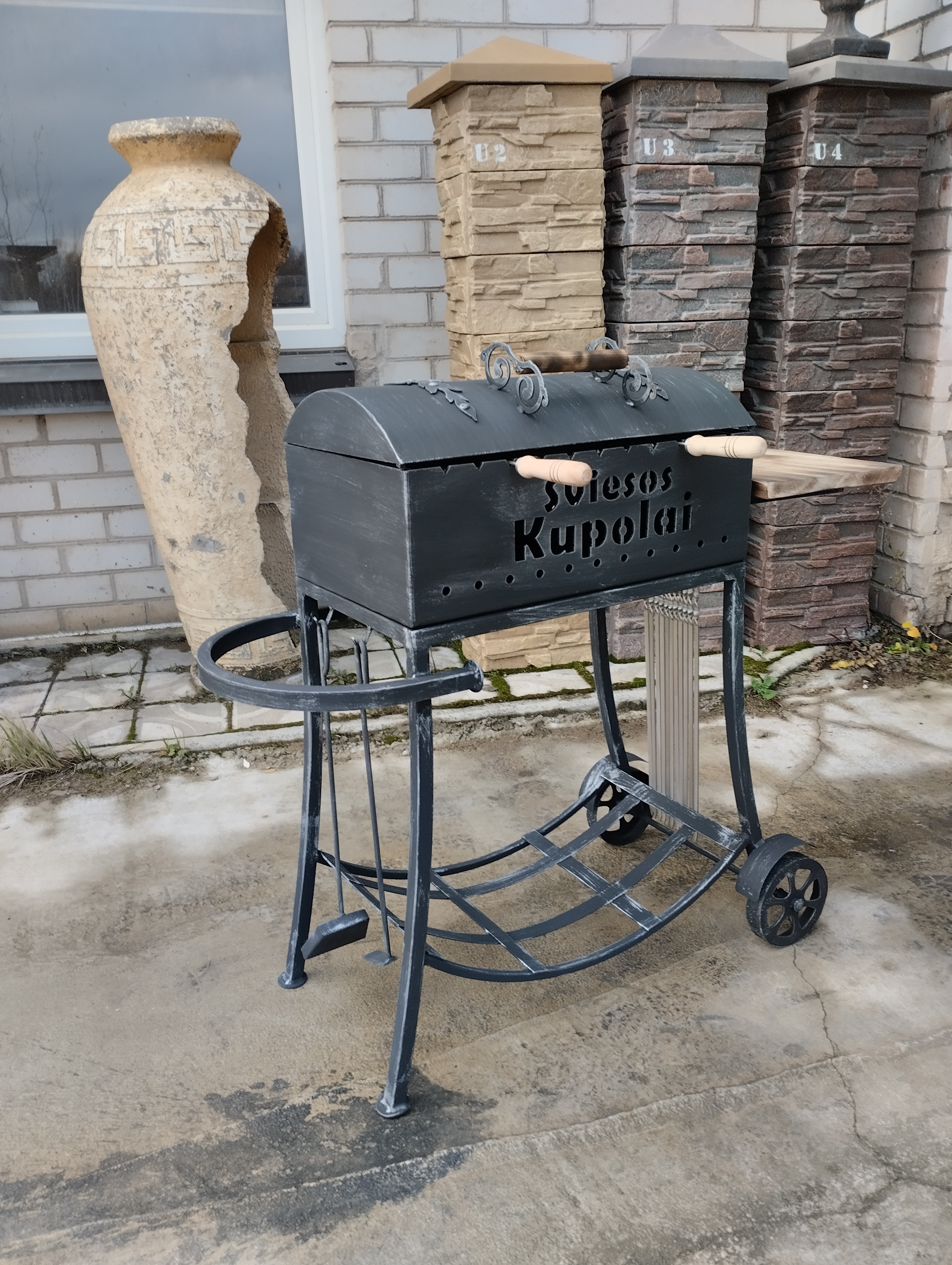 Šašlykinė su dangčiu ir ratais "Populiarioji"