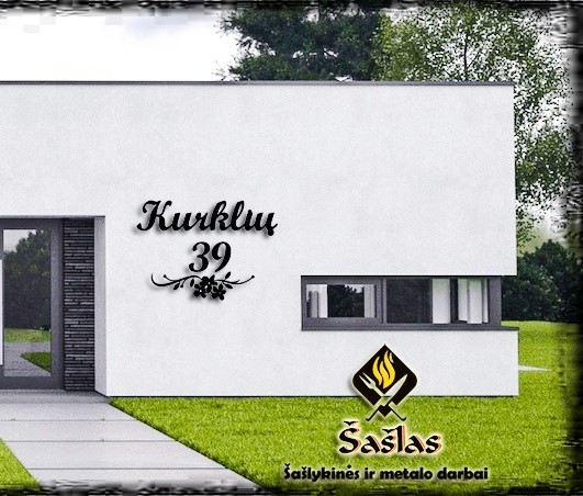 Gatvės užrašas su gėlės dekoracija