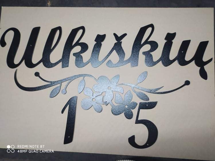 Gatvės užrašas su gėlės dekoracija