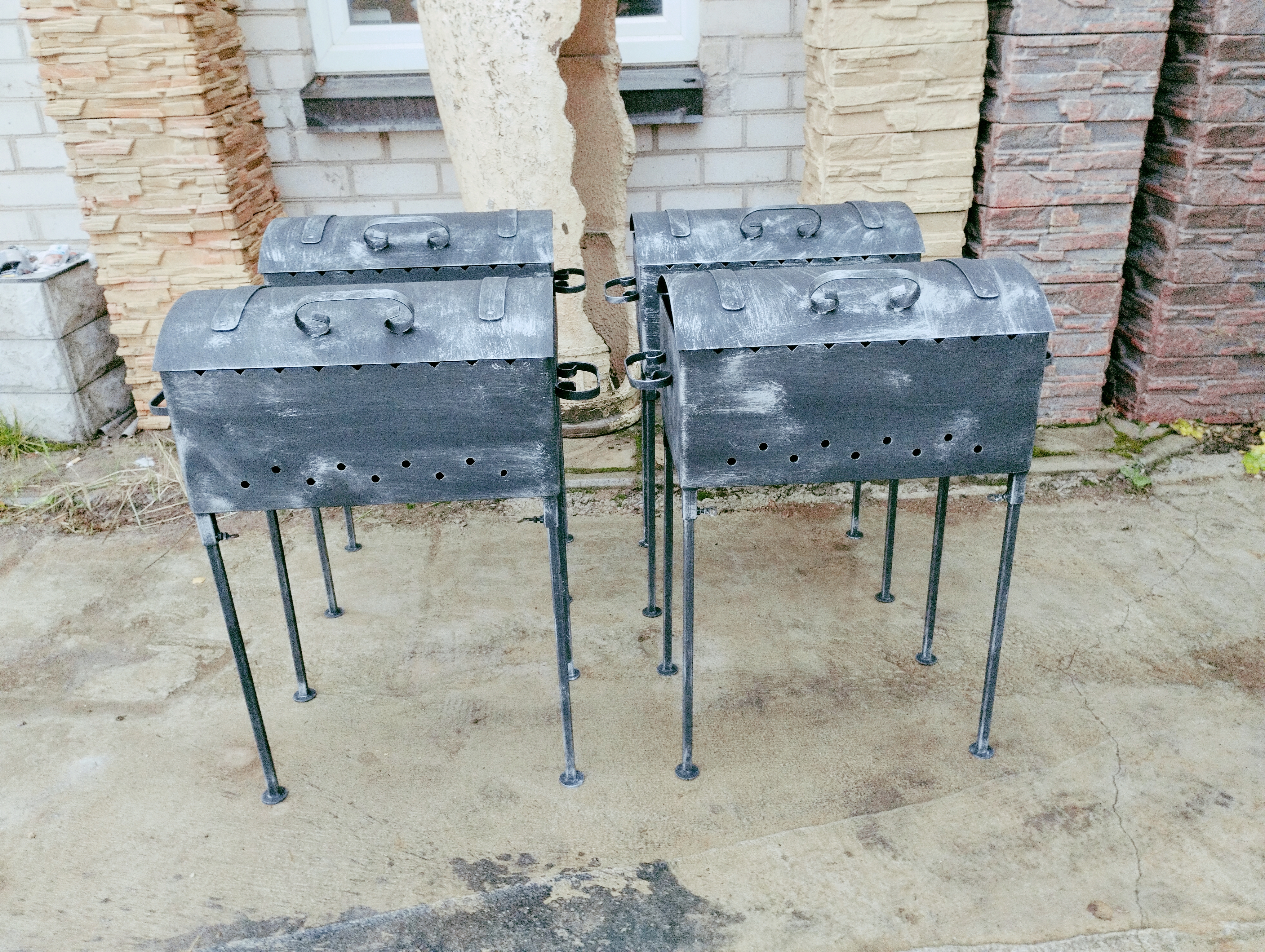 Šašlykinė su dangčiu ir nuimamomis kojomis