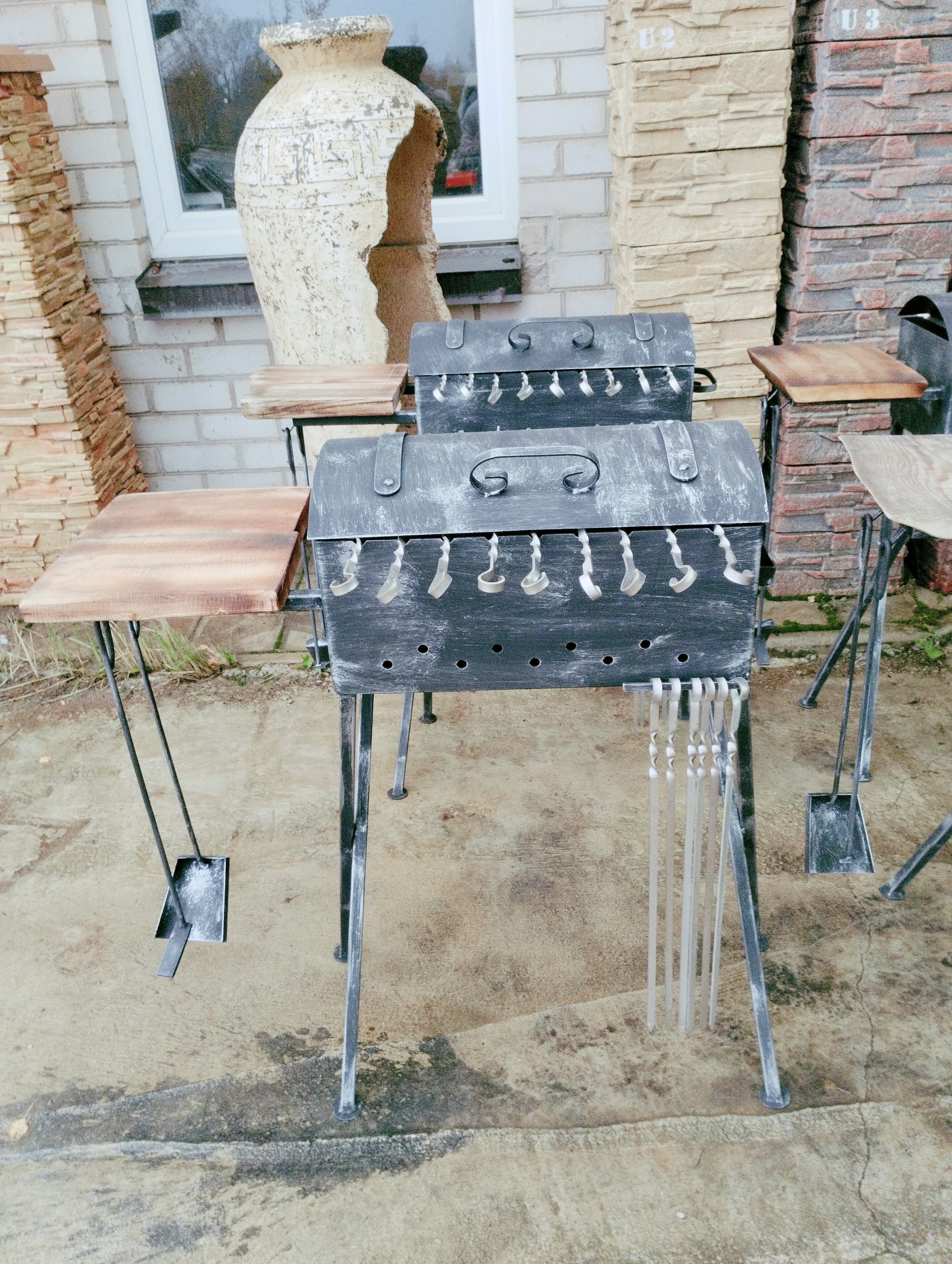 Šašlykinė su dangčiu ir padėkliuku "Kryžma"