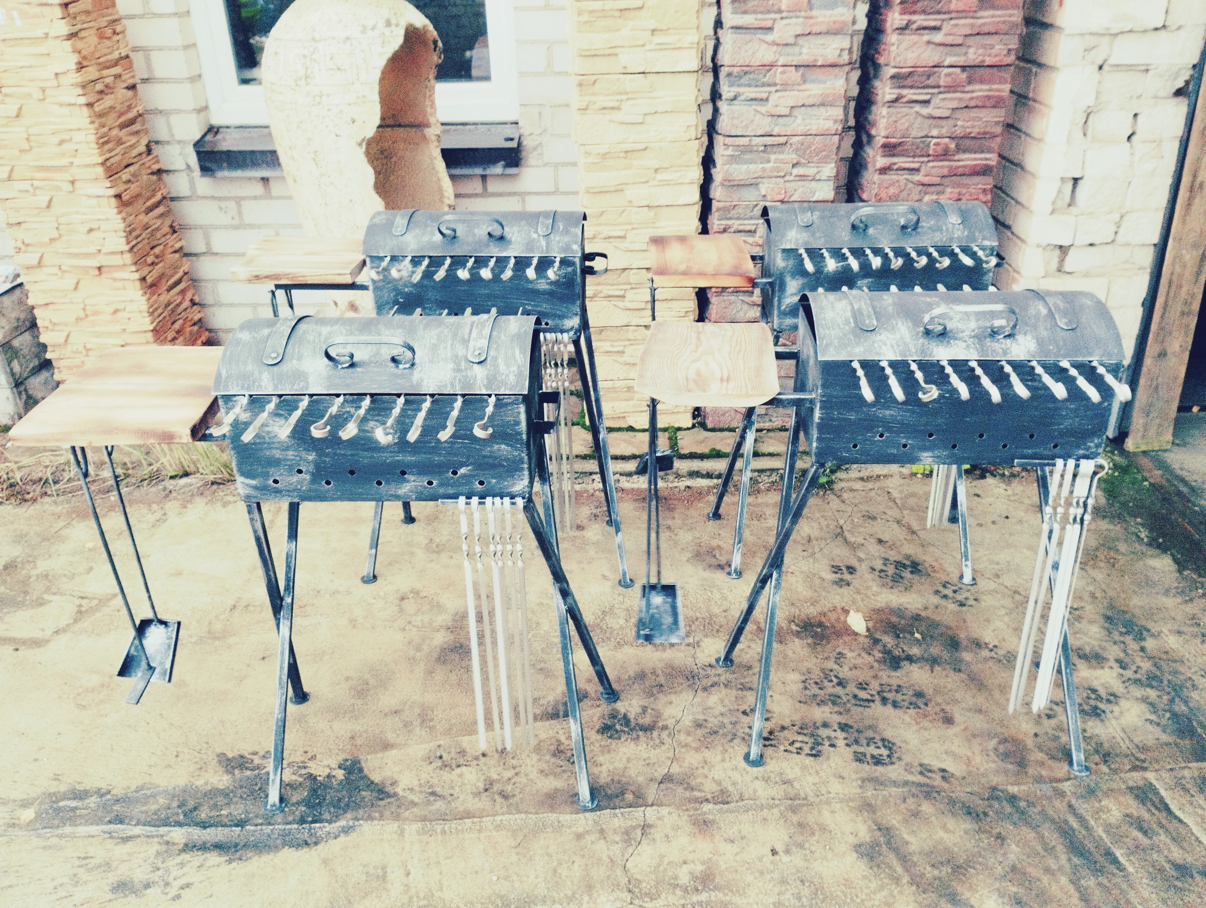 Šašlykinė su dangčiu ir padėkliuku "Kryžma"