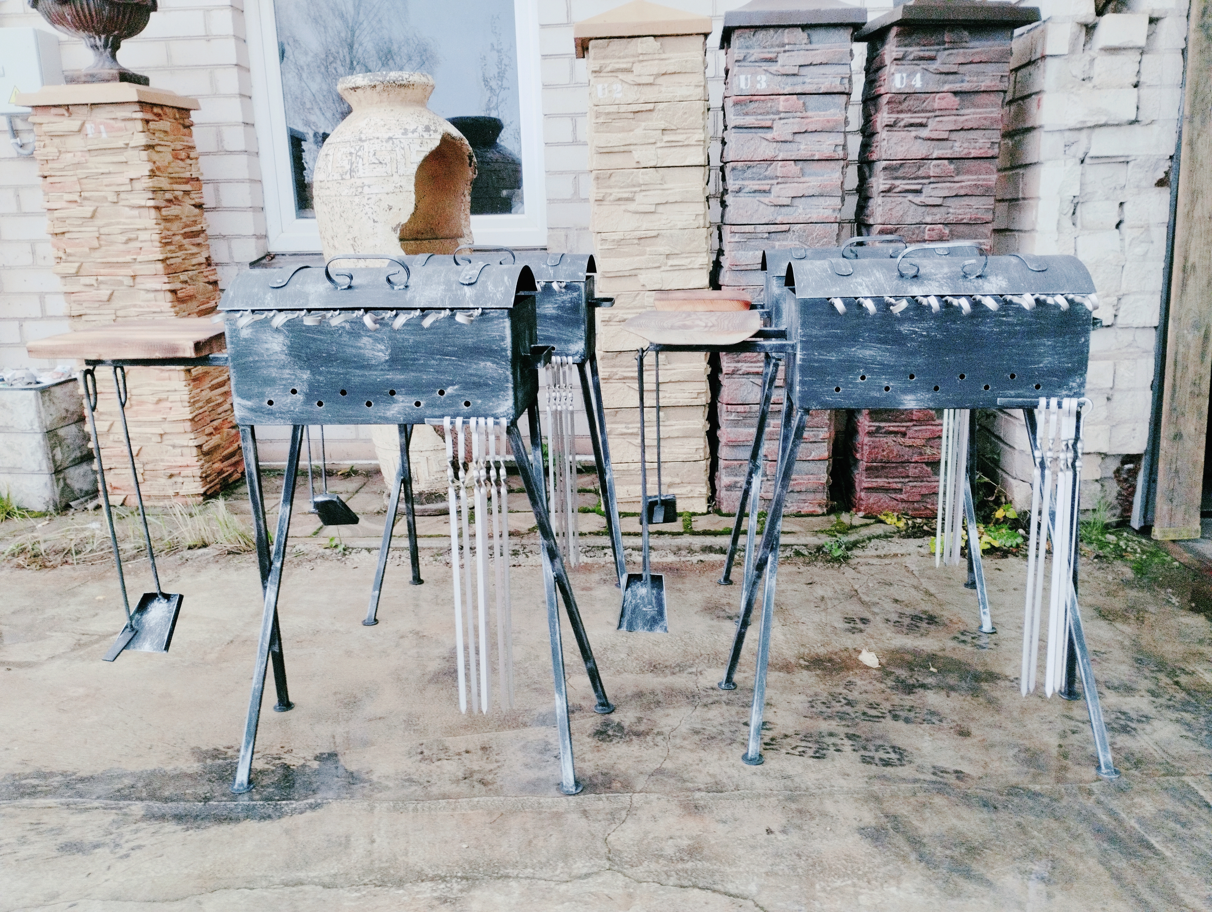 Šašlykinė su dangčiu ir padėkliuku "Kryžma"