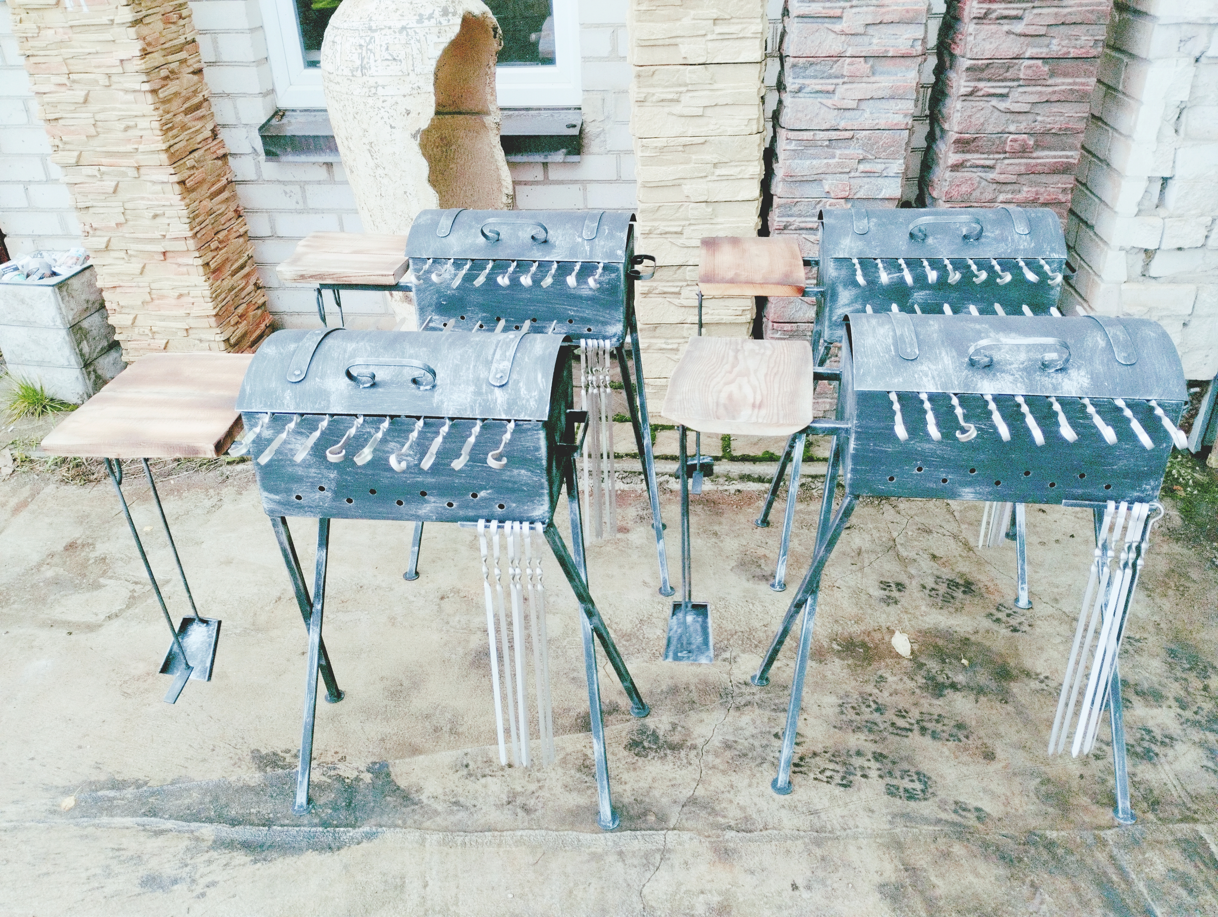 Šašlykinė su dangčiu ir padėkliuku "Kryžma"