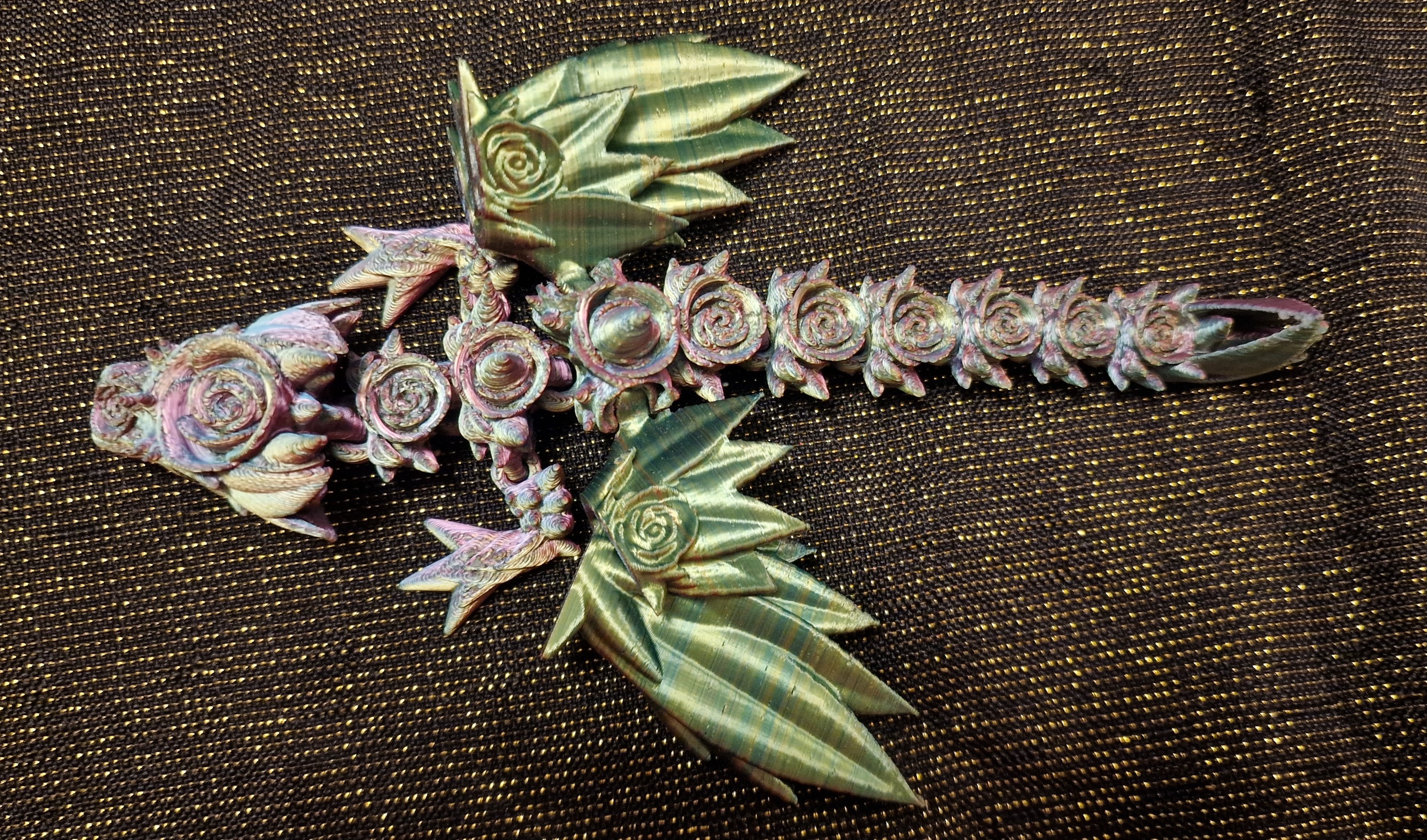 Bébé Dragon de Roses Ailé