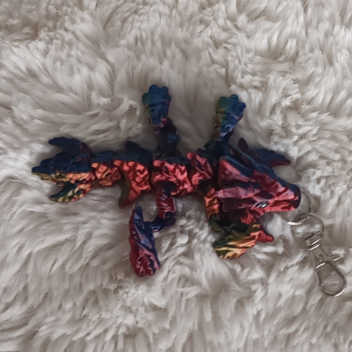 Porte-Clés Bébé Dragon Attaquant des Dunes