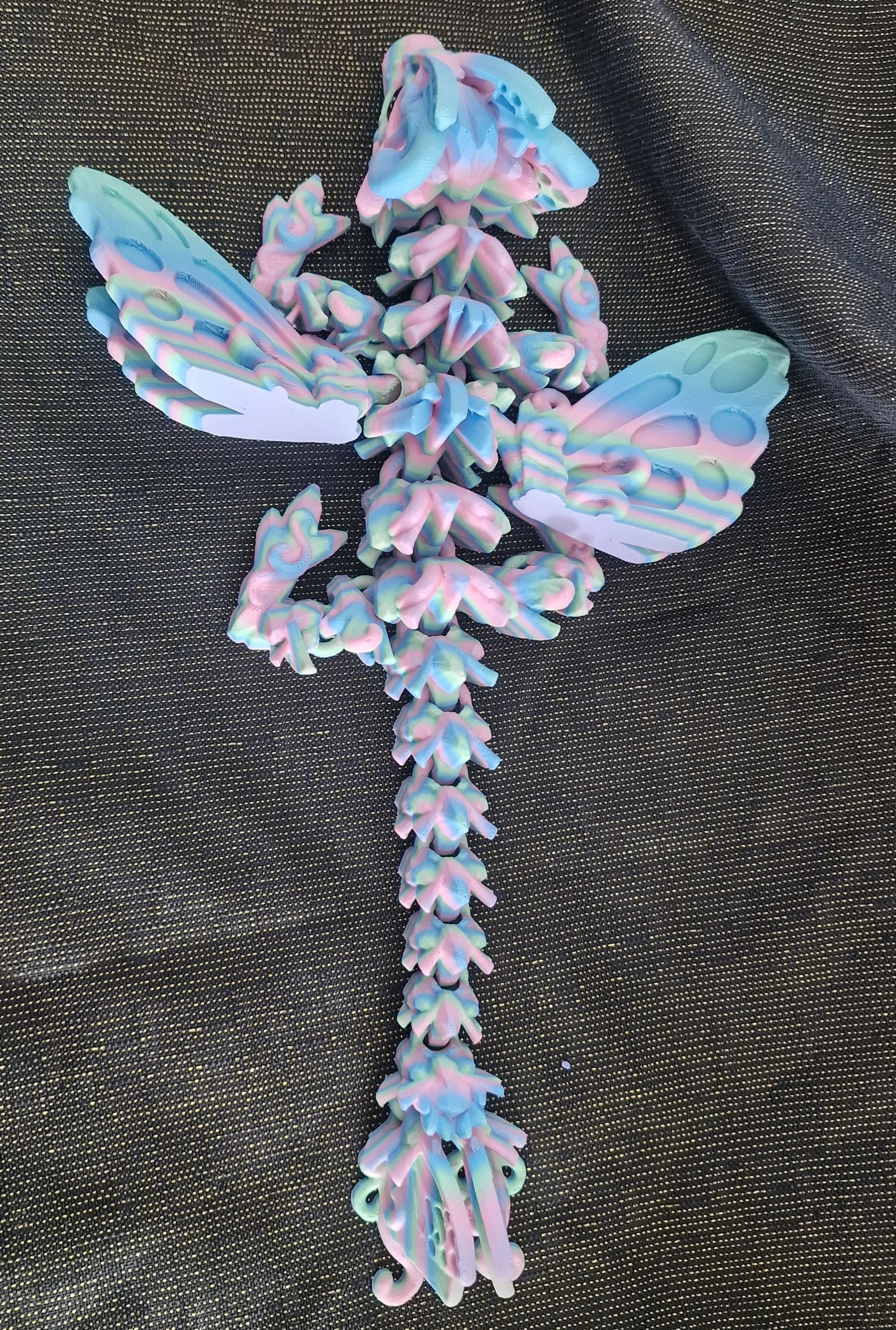 Bébé Dragon-Papillon aux Petites Ailes