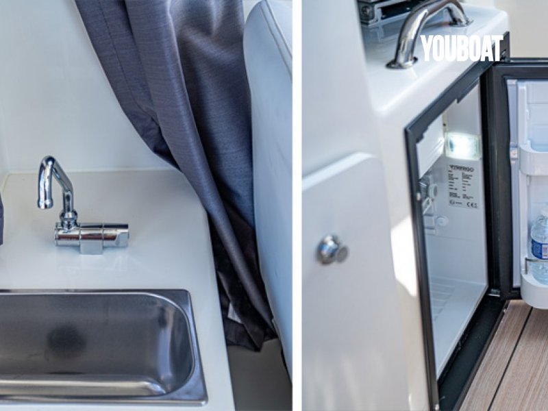 Quicksilver Activ 705 Pilothouse