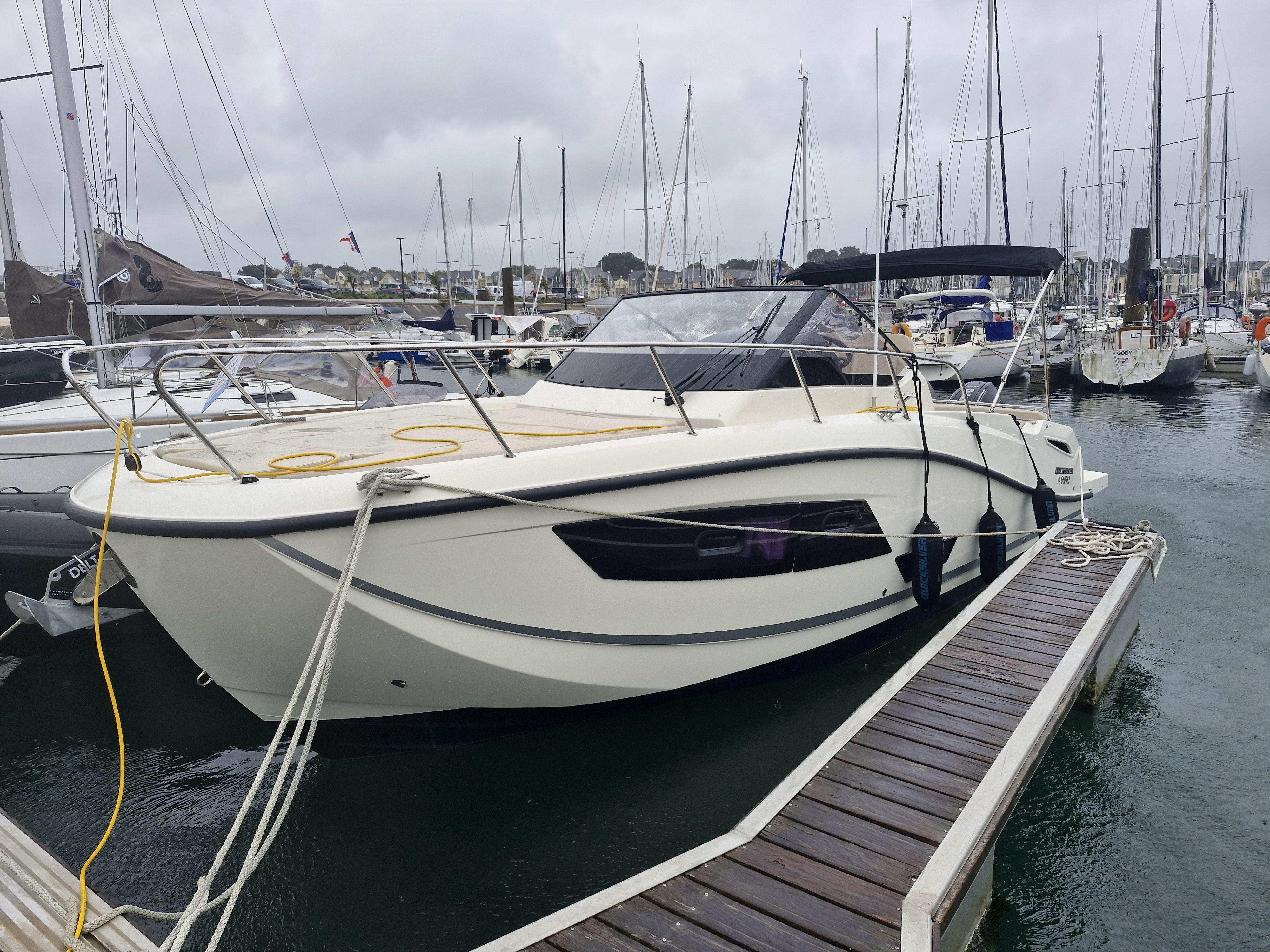Quicksilver Activ 875 Sundeck
