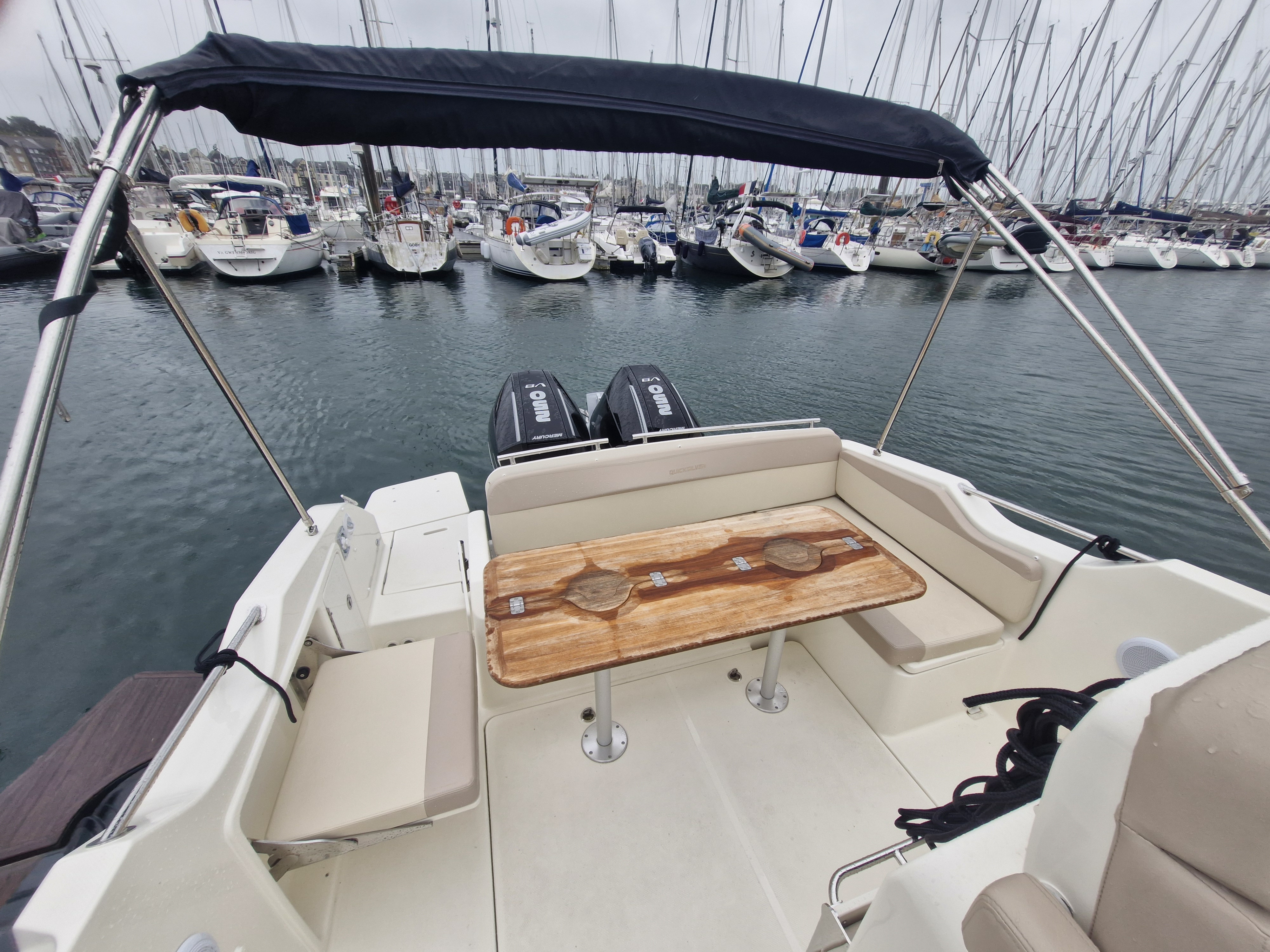 Quicksilver Activ 875 Sundeck