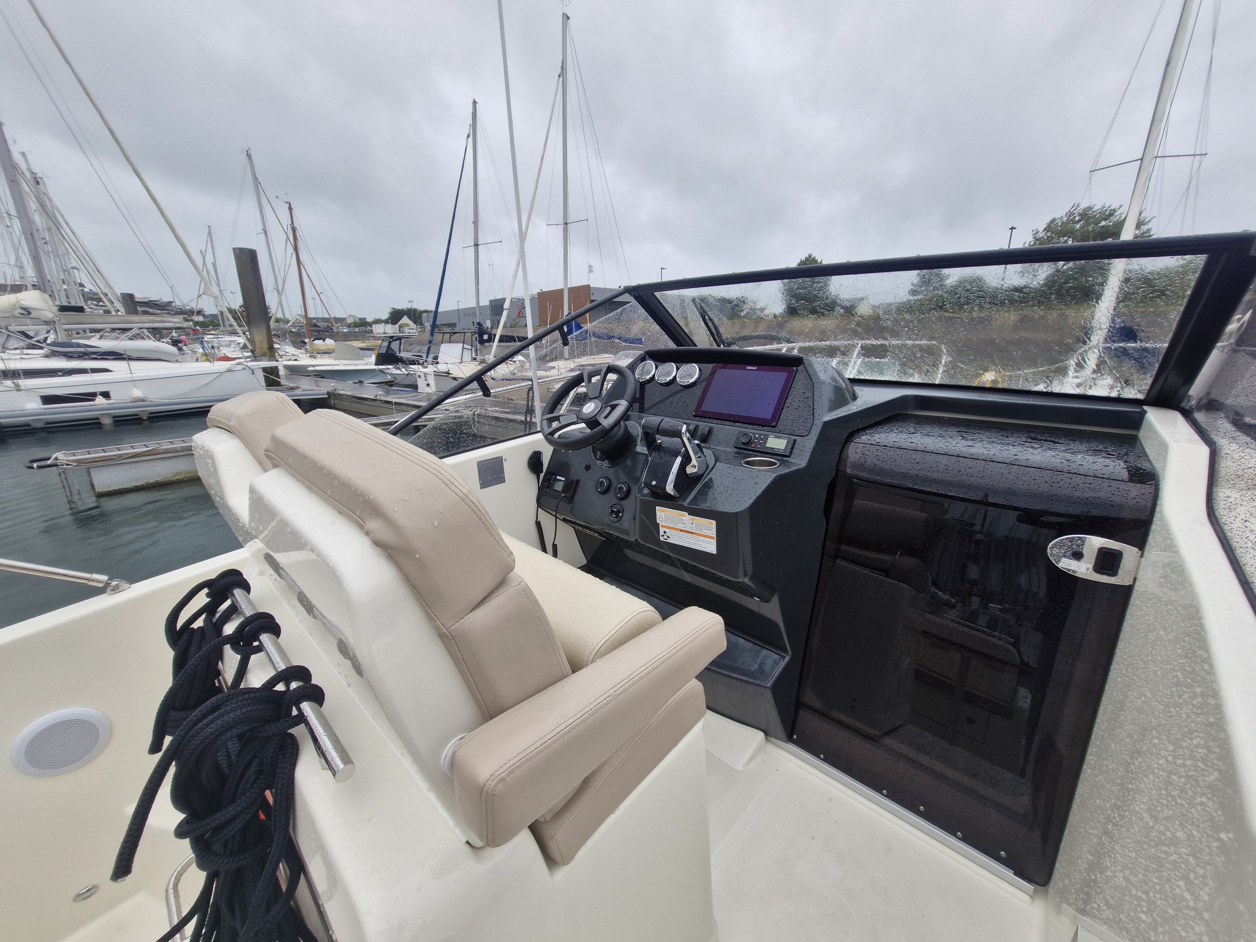 Quicksilver Activ 875 Sundeck