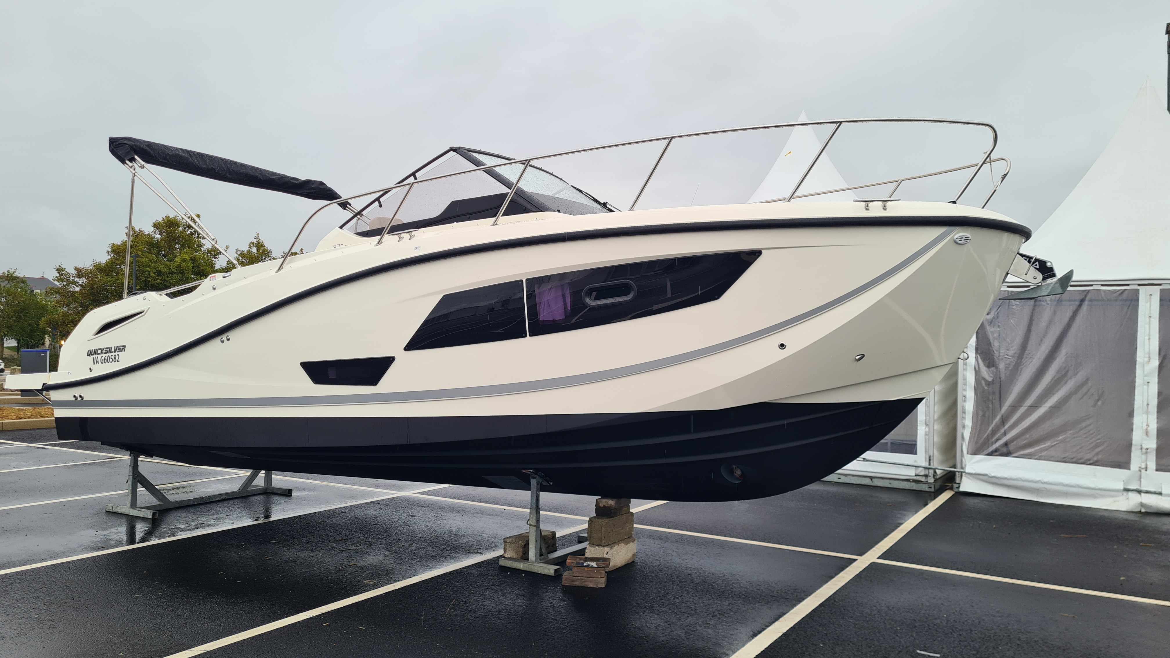 Quicksilver Activ 875 Sundeck