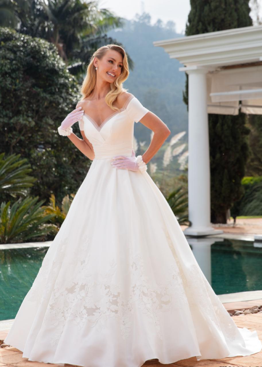 Vestido de noiva rodado, decote ombro a ombro.