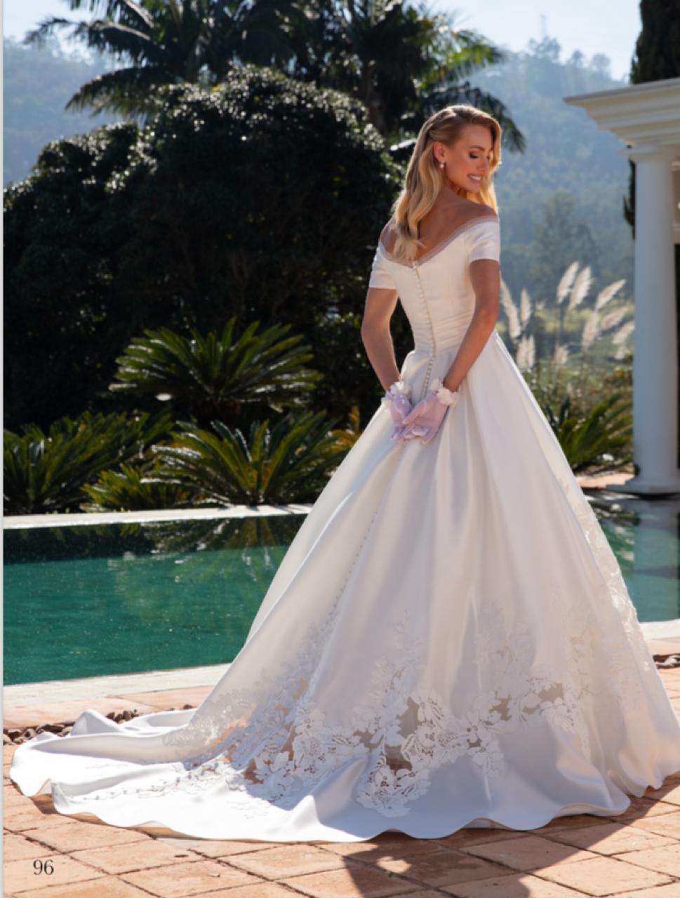 Vestido de noiva rodado, decote ombro a ombro.
