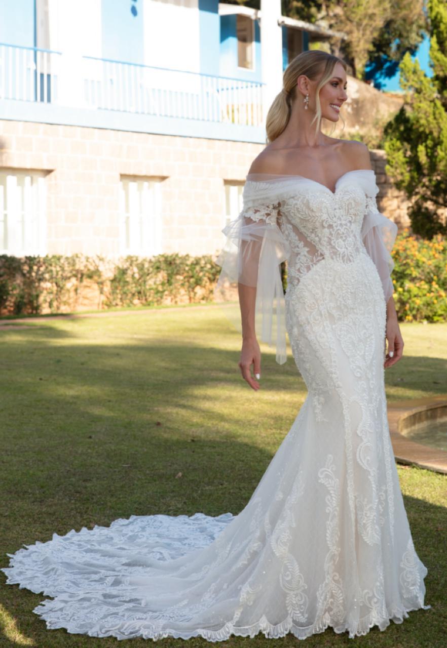 Vestido estilo sereia, decote ombro a ombro, nude c/ off-white.