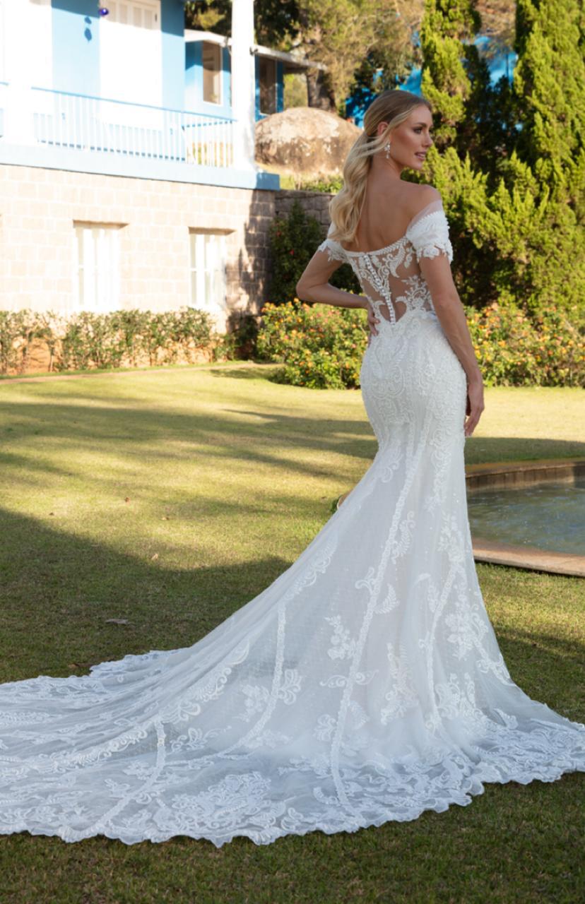 Vestido estilo sereia, decote ombro a ombro, nude c/ off-white.