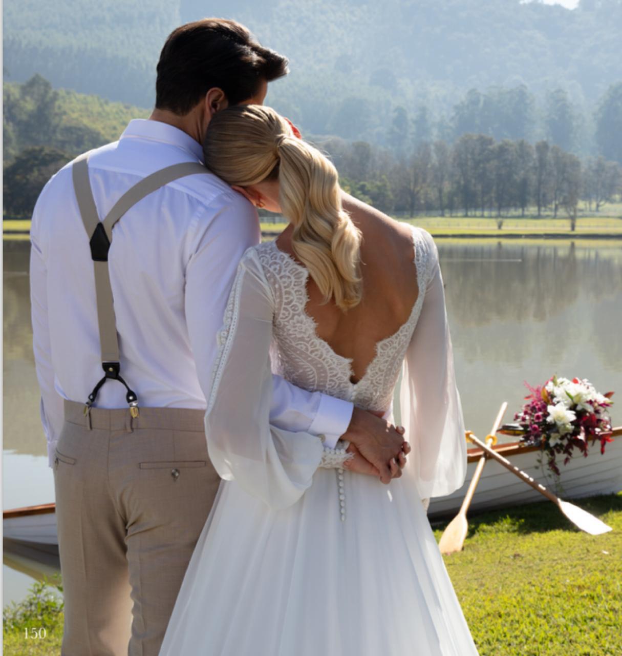 Vestido languido, decote V, com manga longa.