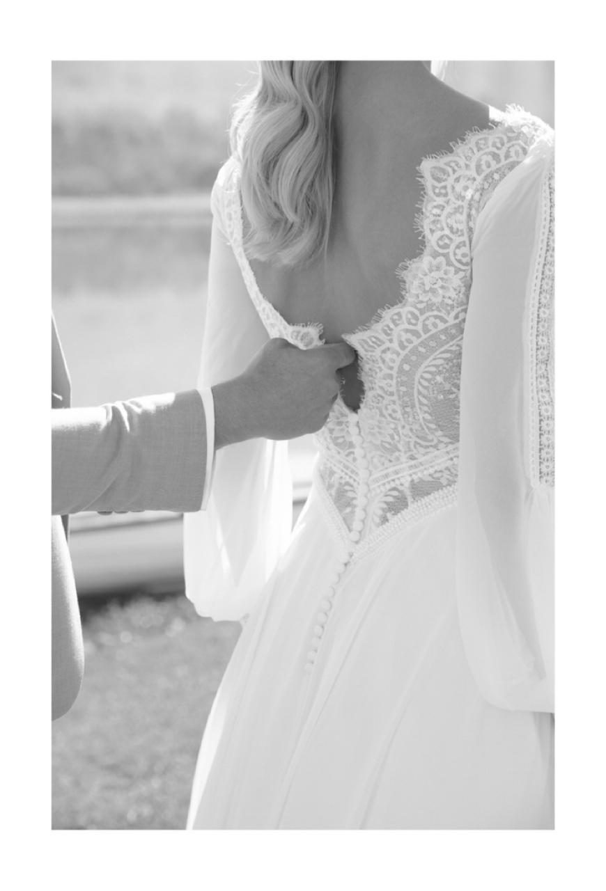 Vestido languido, decote V, com manga longa.