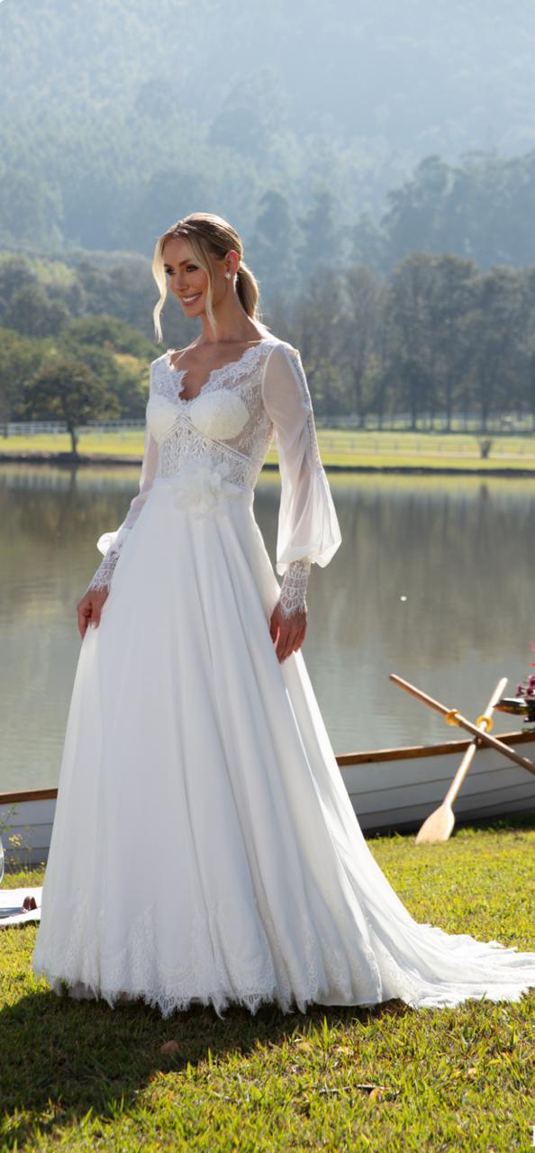 Vestido languido, decote V, com manga longa.