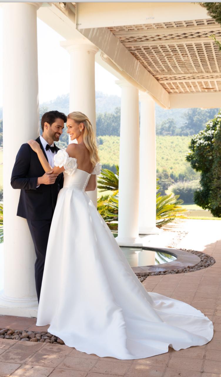 Vestido rodado, decote ombro a ombro.