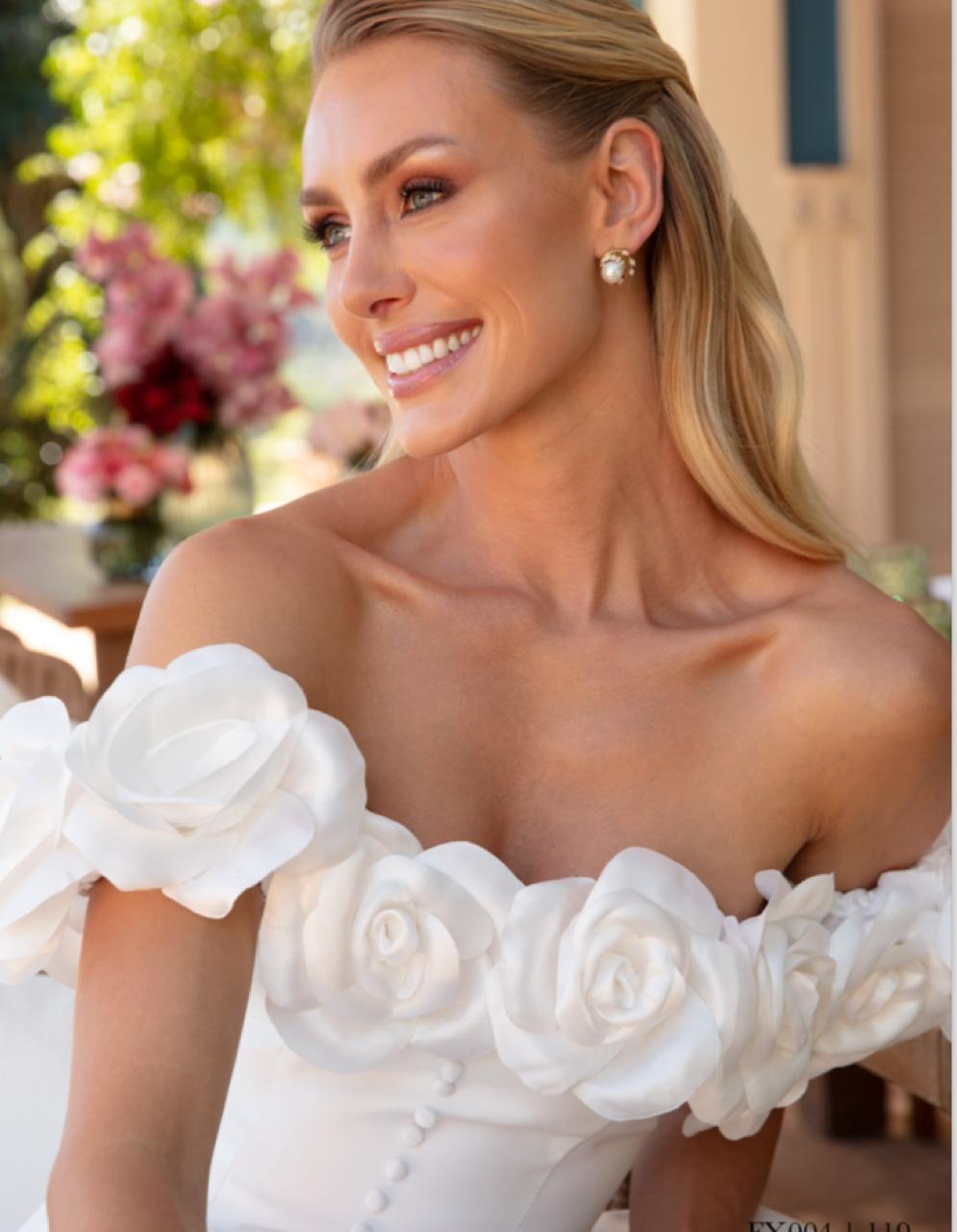 Vestido rodado, decote ombro a ombro.