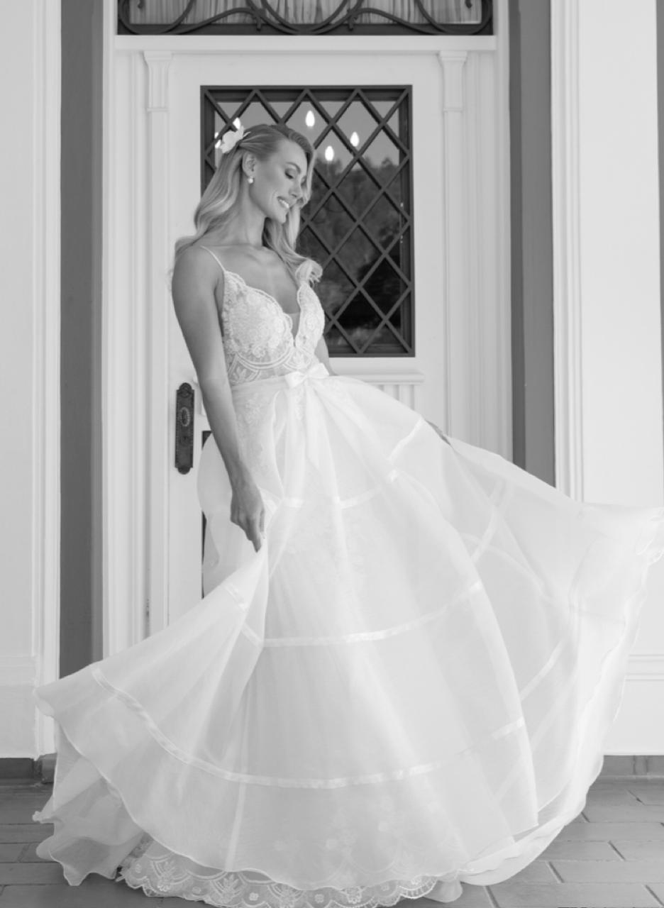 Vestido noiva sereia, decote V, off-white.