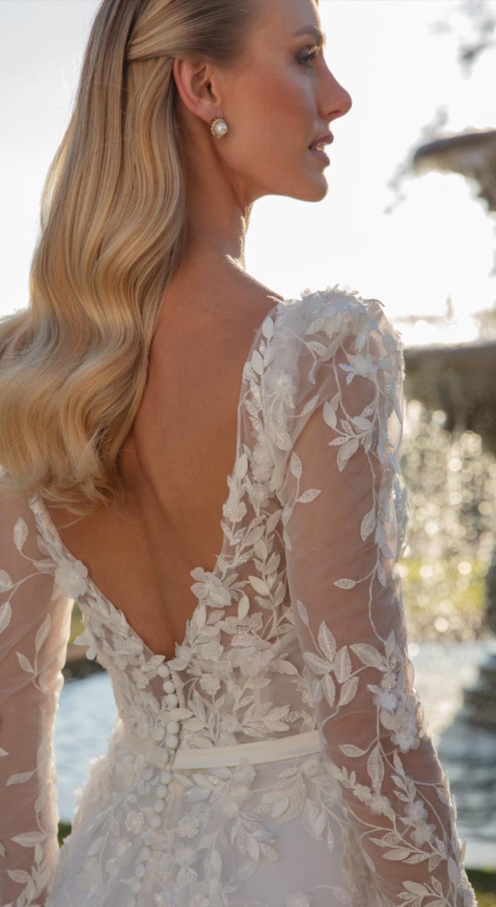 Vestido noiva rodado, decote princesa. ( branco).