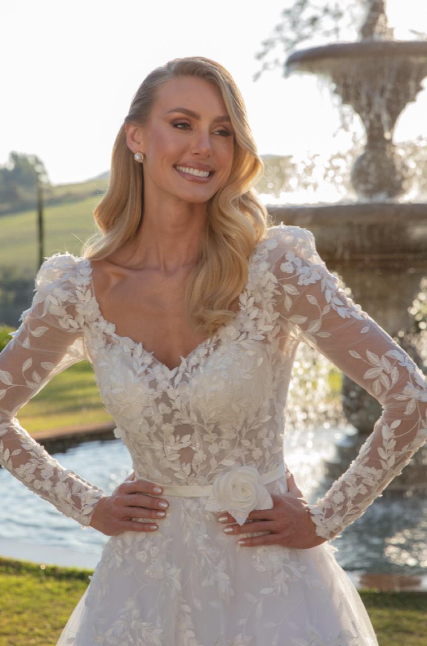 Vestido noiva rodado, decote princesa. ( branco).