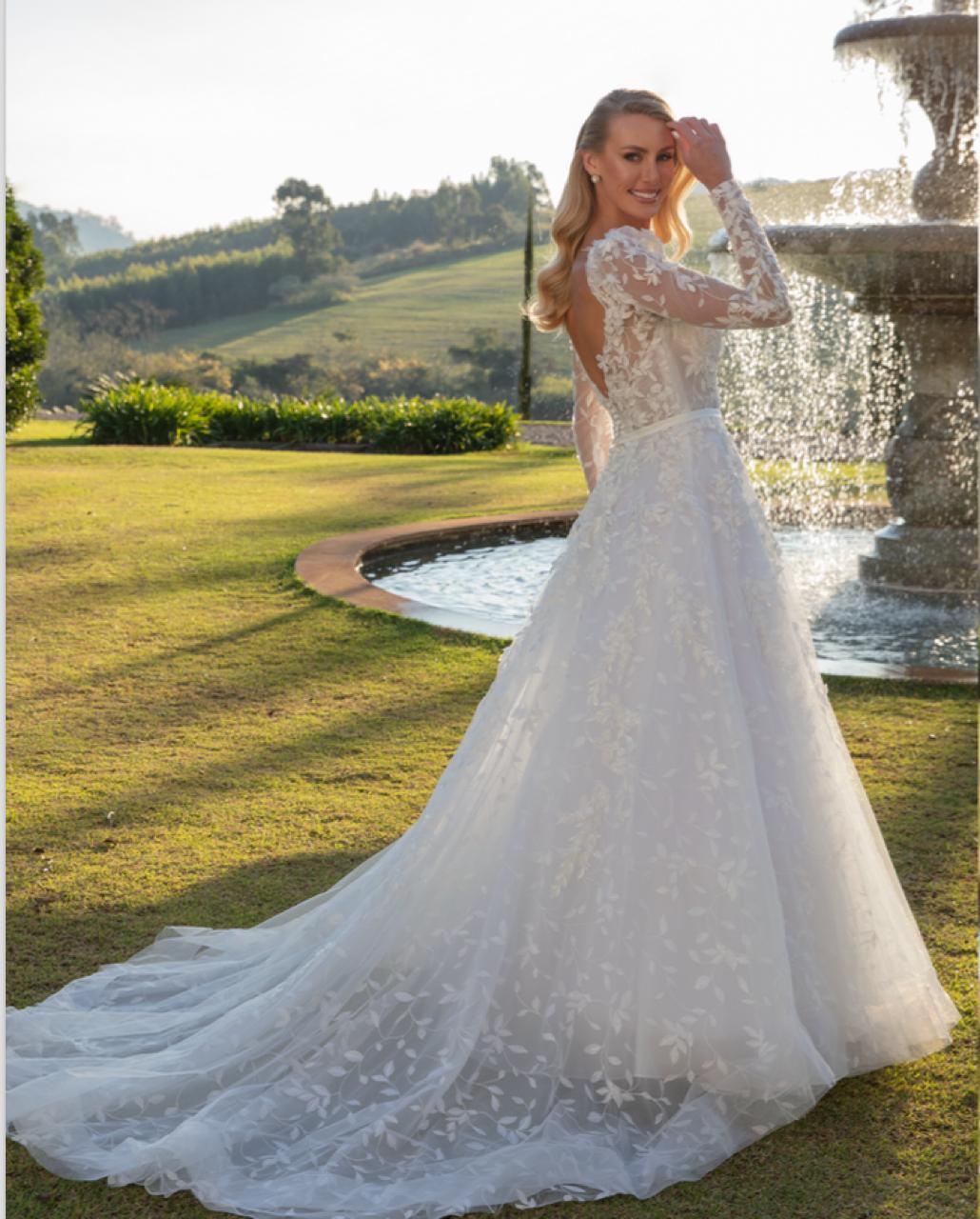 Vestido noiva rodado, decote princesa. ( branco).
