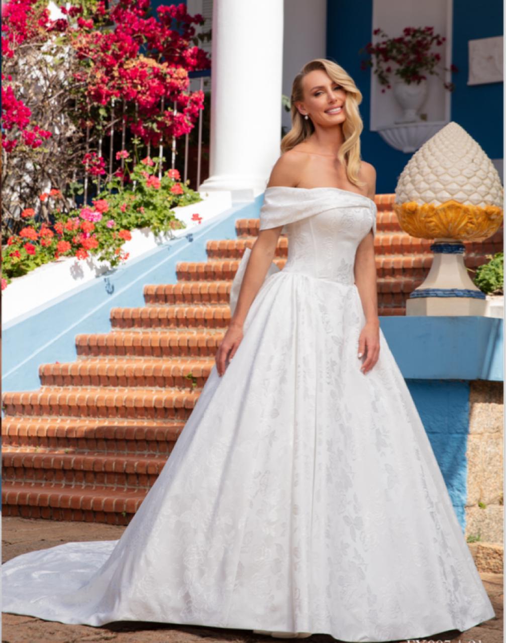 Vestido noiva rodado, decote ombro a ombro. 