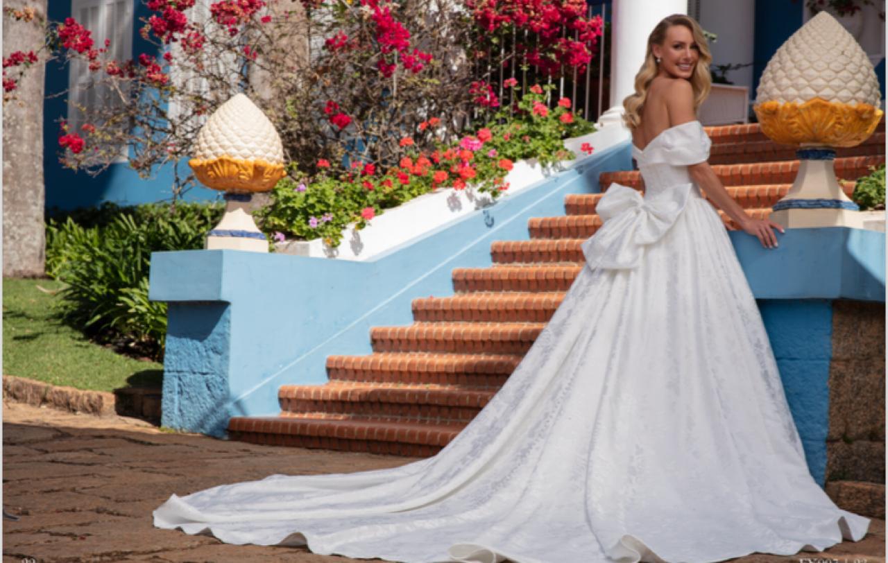 Vestido noiva rodado, decote ombro a ombro. 