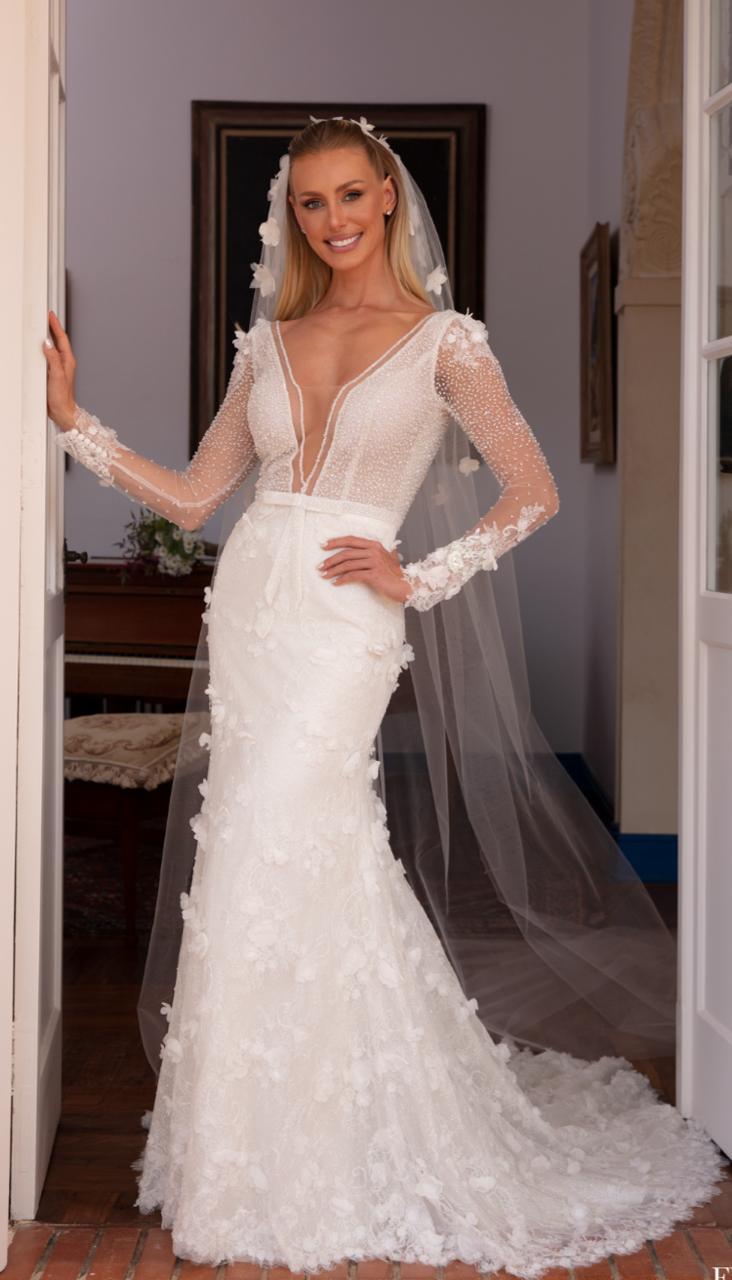 Vestido noiva sereia, decote V, com manga longa.