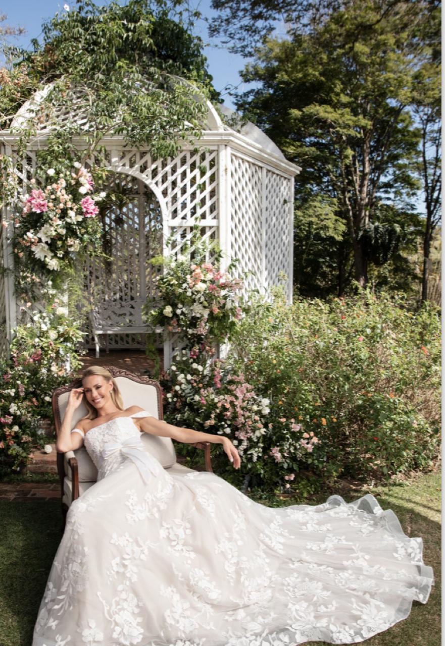 Vestido noiva rodado, decote tomara que caia com alças.